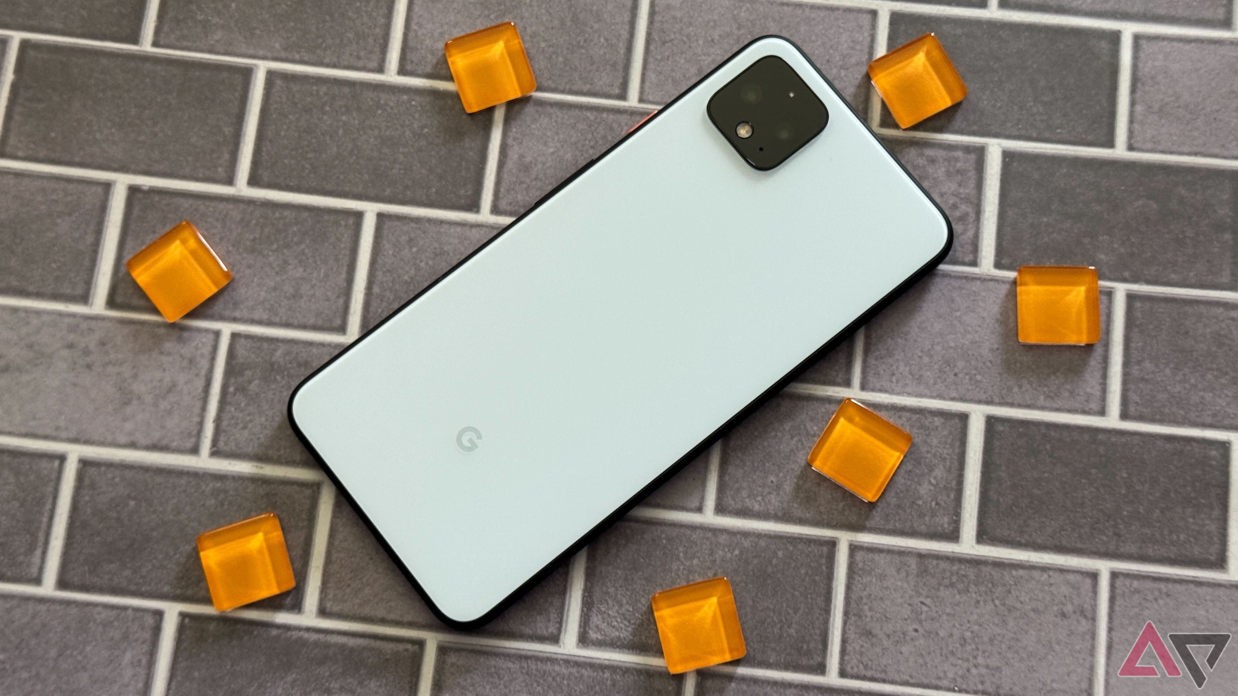 Google Pixel 4 XL màu trắng, úp mặt trên bề mặt gạch.