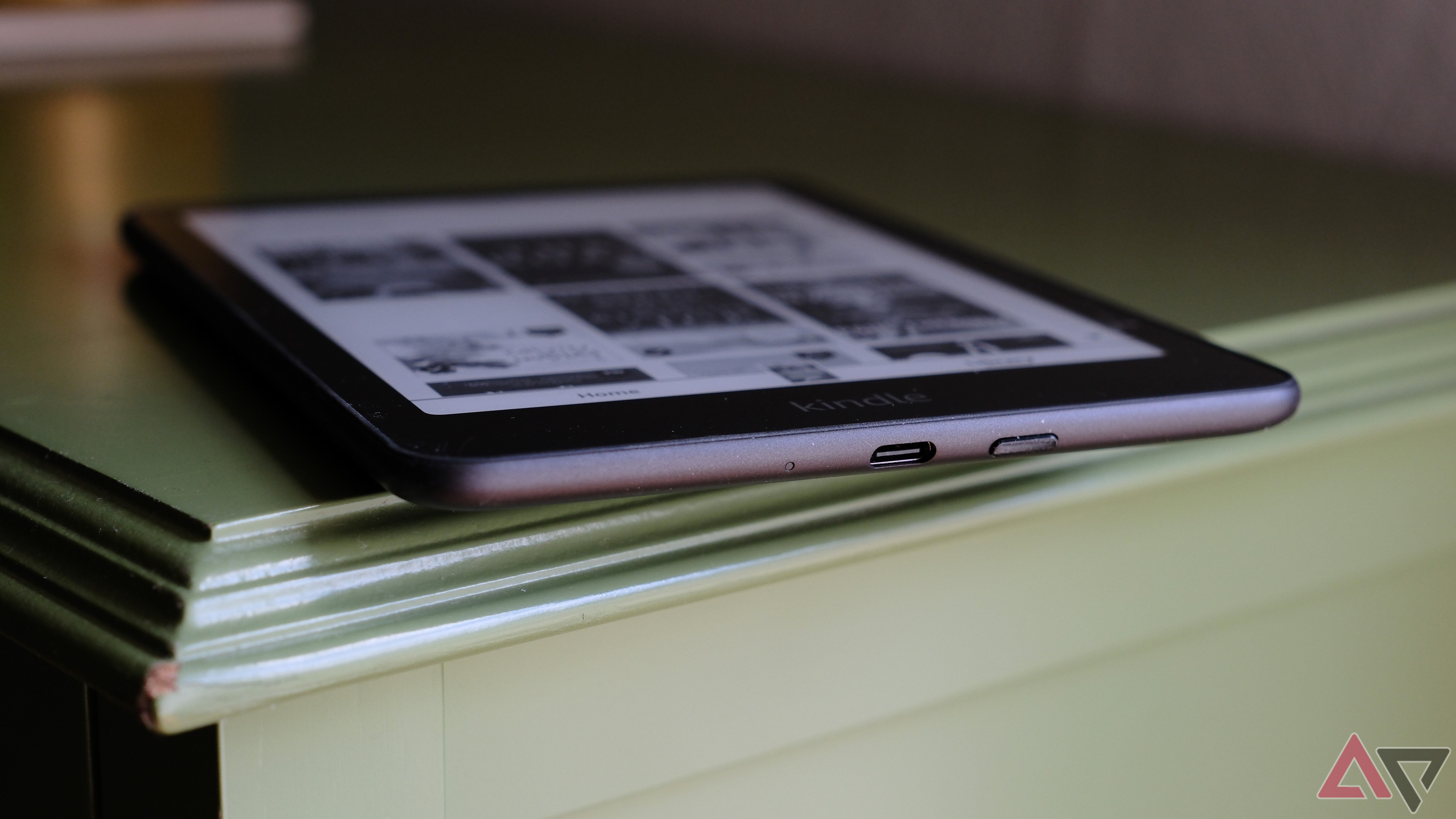 Kindle Paperwhite (2024) review usb port and power-button