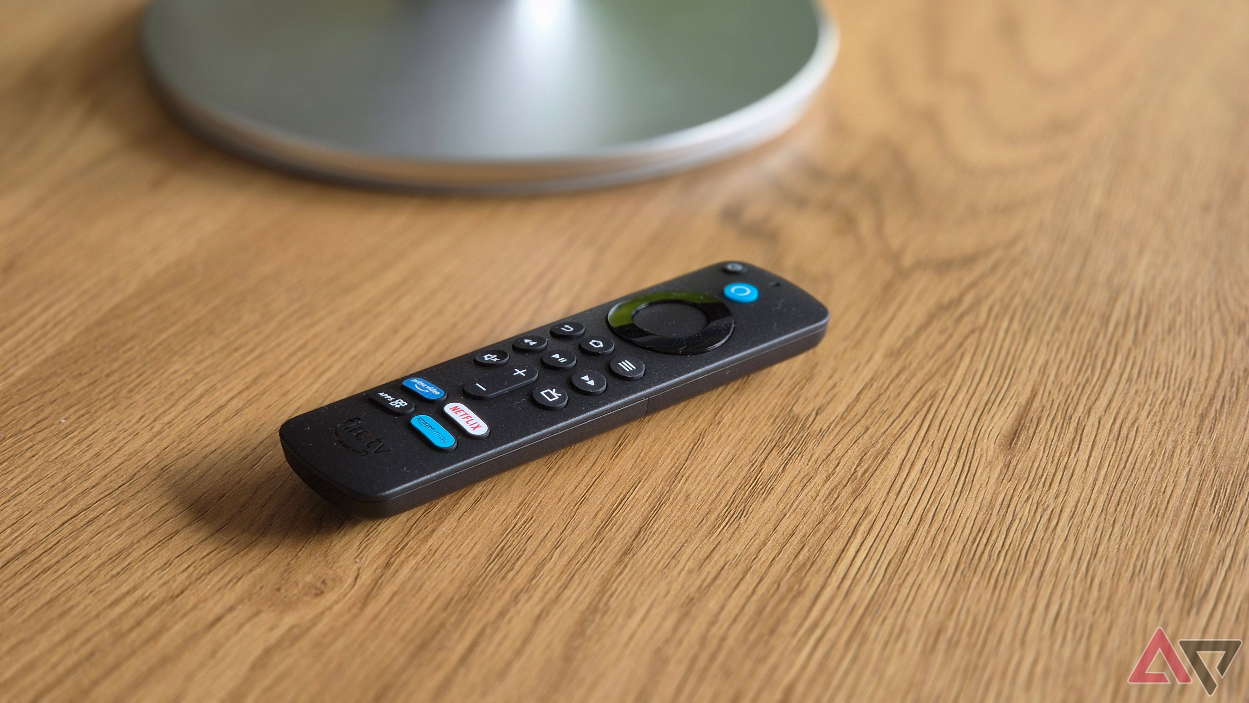 Amazon Echow Show 21 Fire TV Remote trên bề mặt gỗ