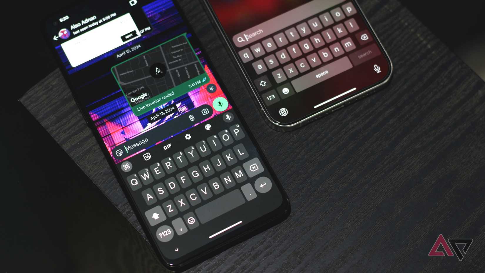 Um dispositivo Android e iPhone com seus teclados em foco