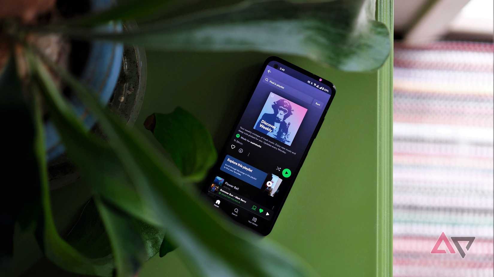 Asus Zenfone yacía sobre la mesa verde con Spotify Play en la pantalla