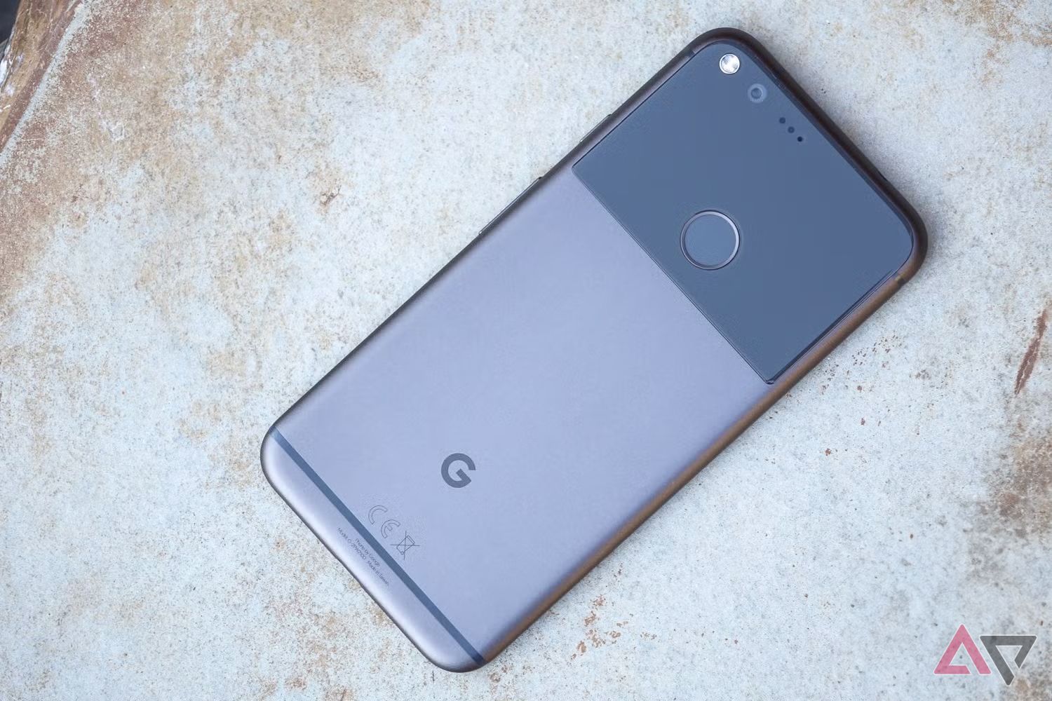 Google Pixel thế hệ đầu tiên úp mặt trên bề mặt đá