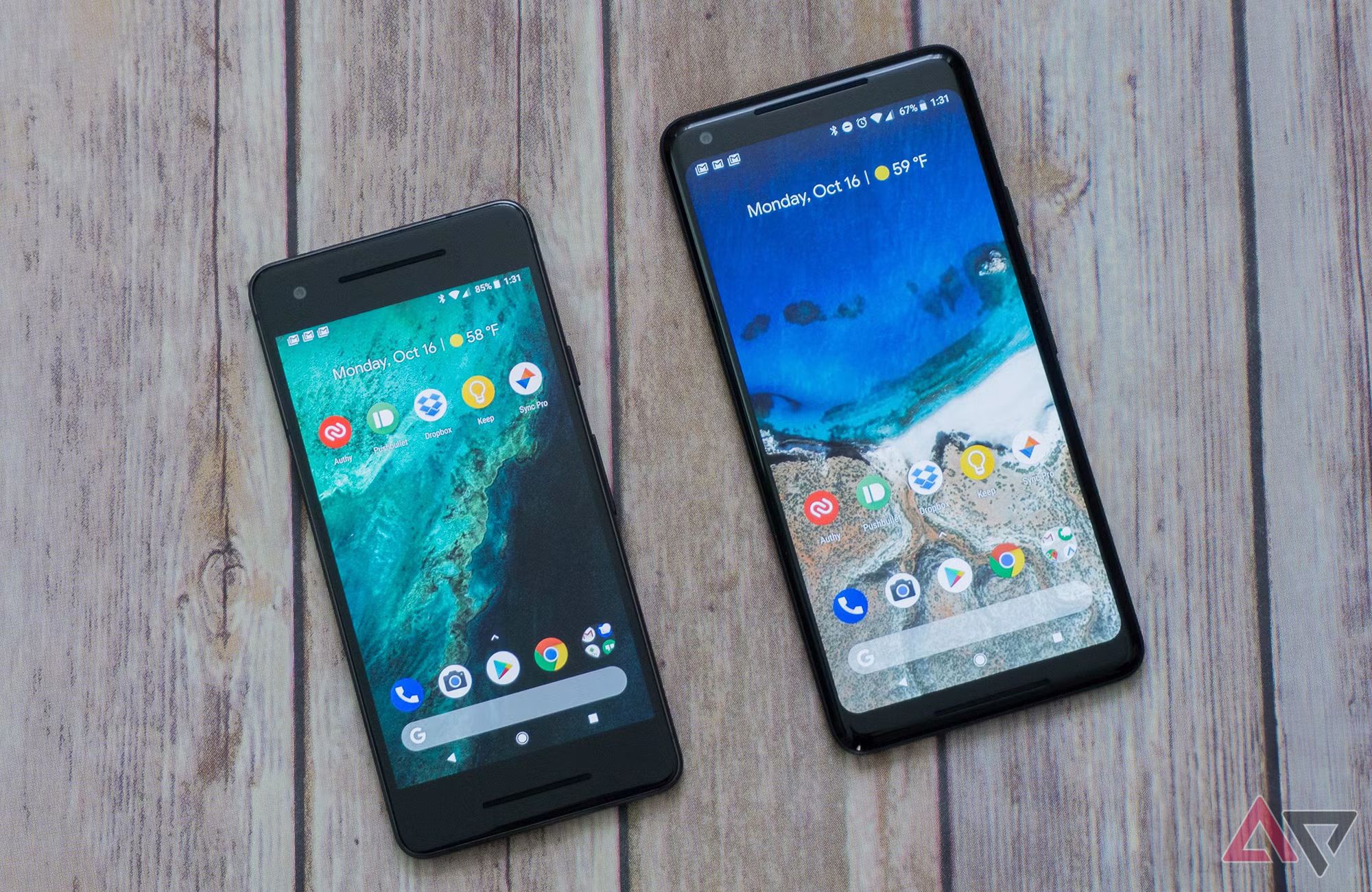 Google Pixel 2 bên cạnh Pixel 2 XL