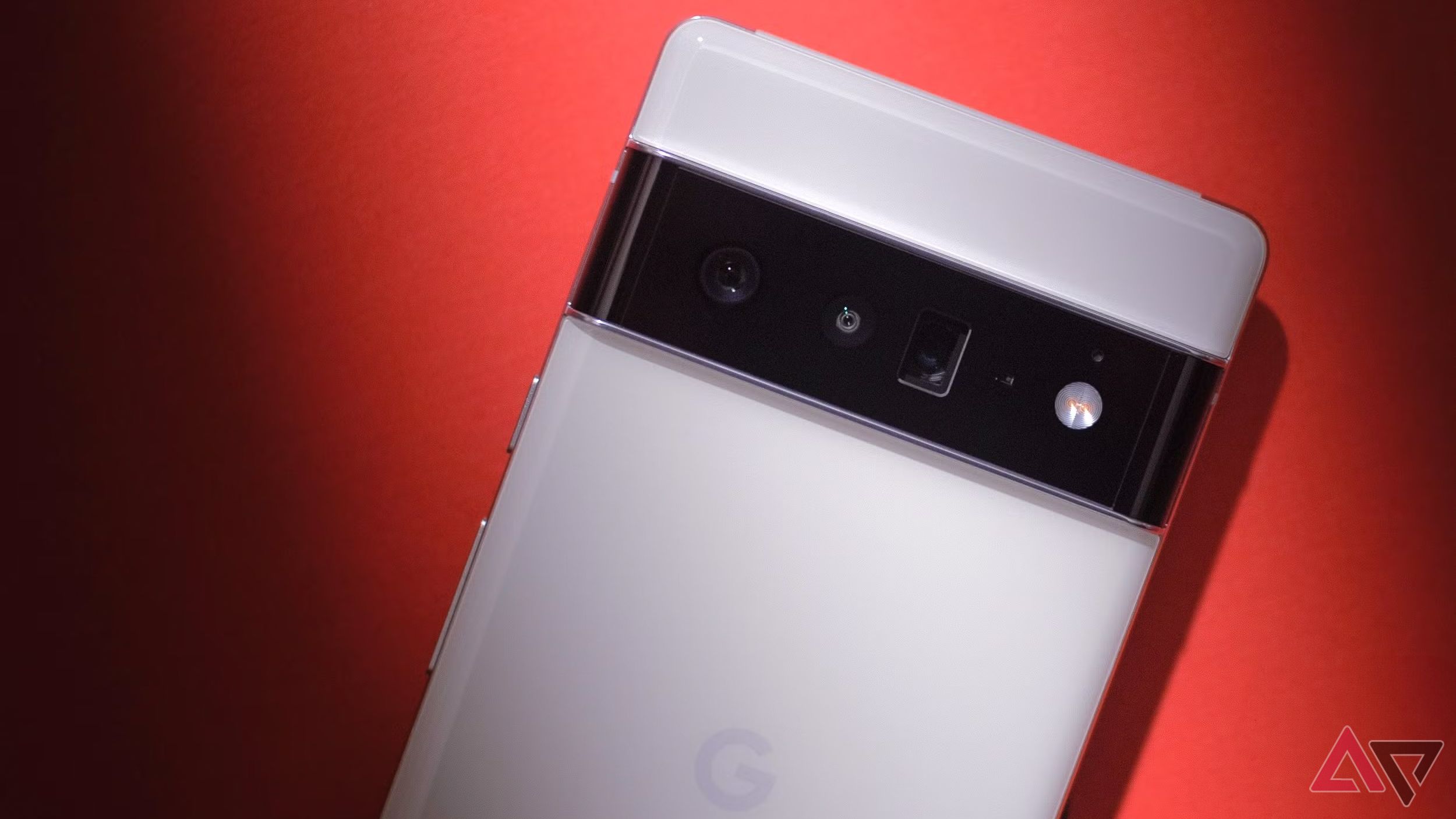 Google Pixel 6 Pro trên nền đỏ