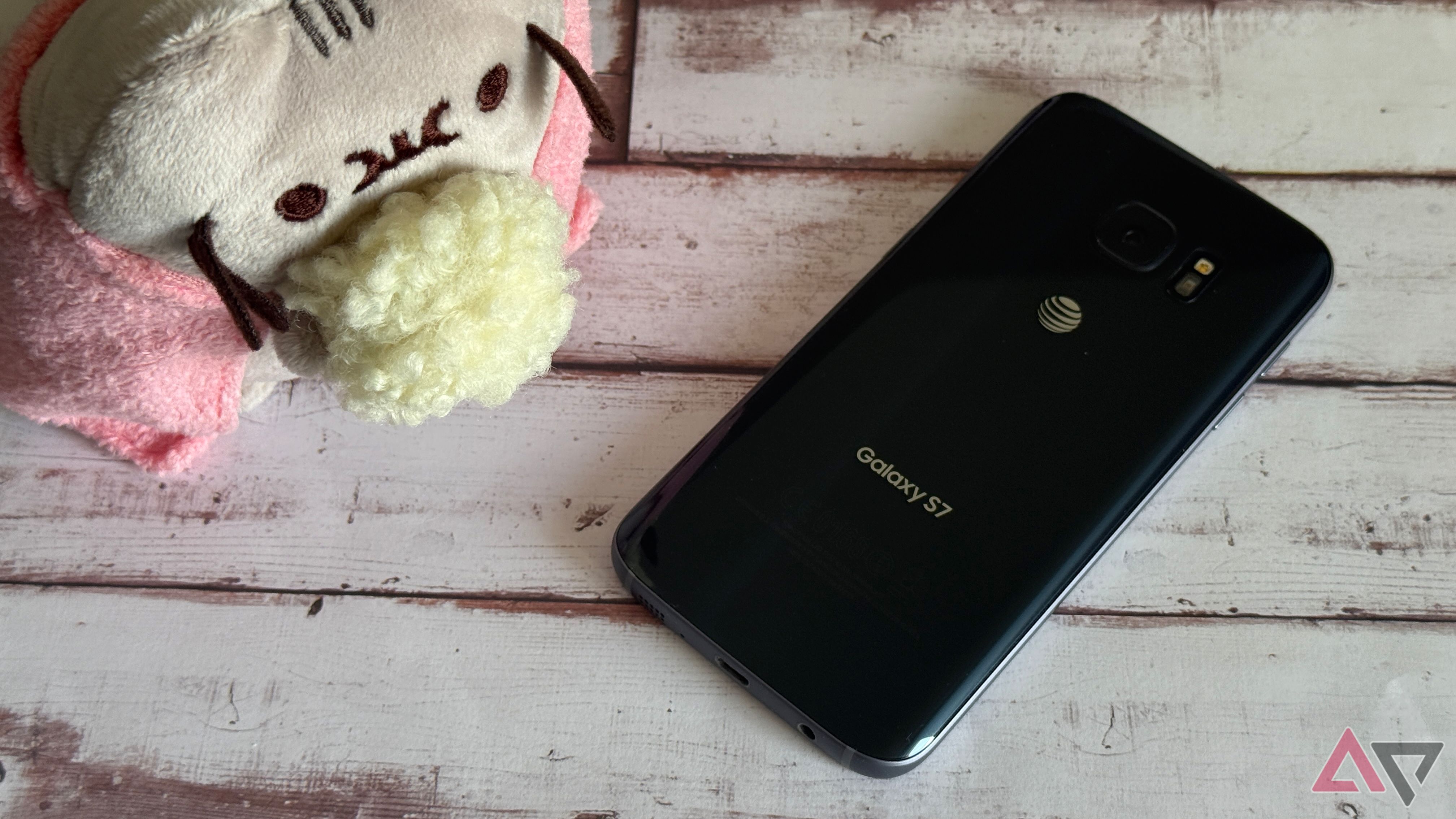 Samsung Galaxy S7 sitting next to Pusheen