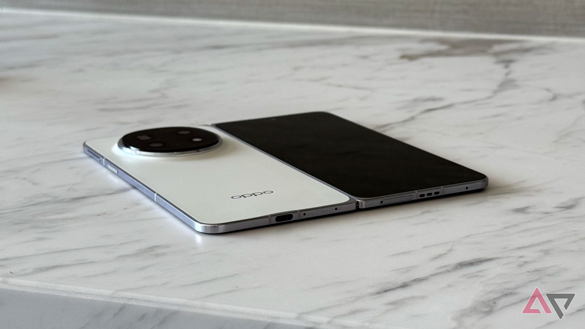 Image showing the USB-C port and the speaker of the Oppo Find N5