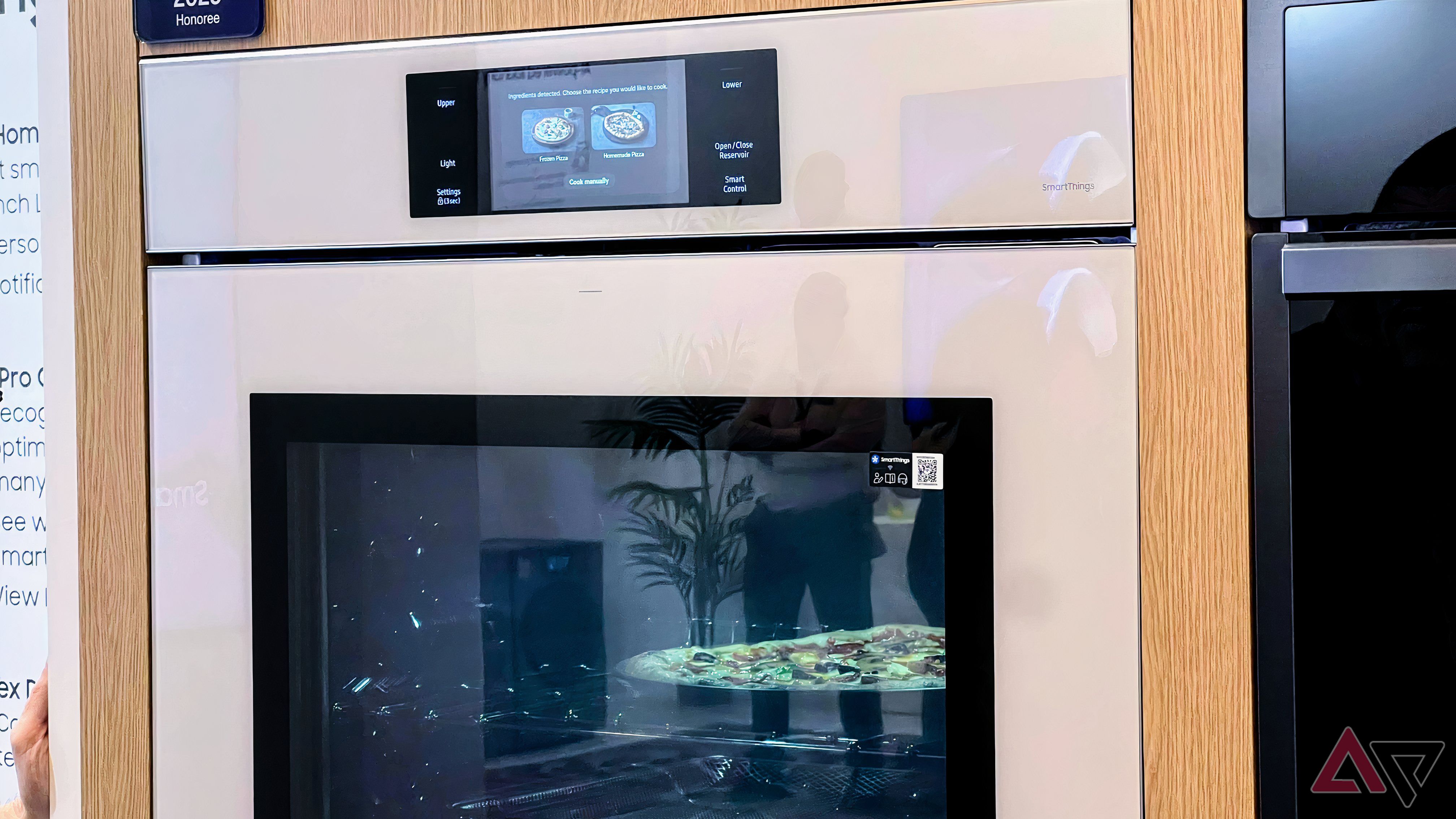 Samsung SmartThings connected oven recognizing a pizza placed inside