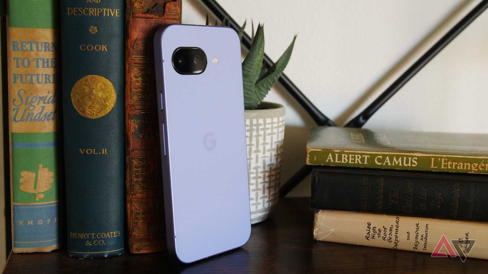 O Pixel 9A se inclina contra os livros