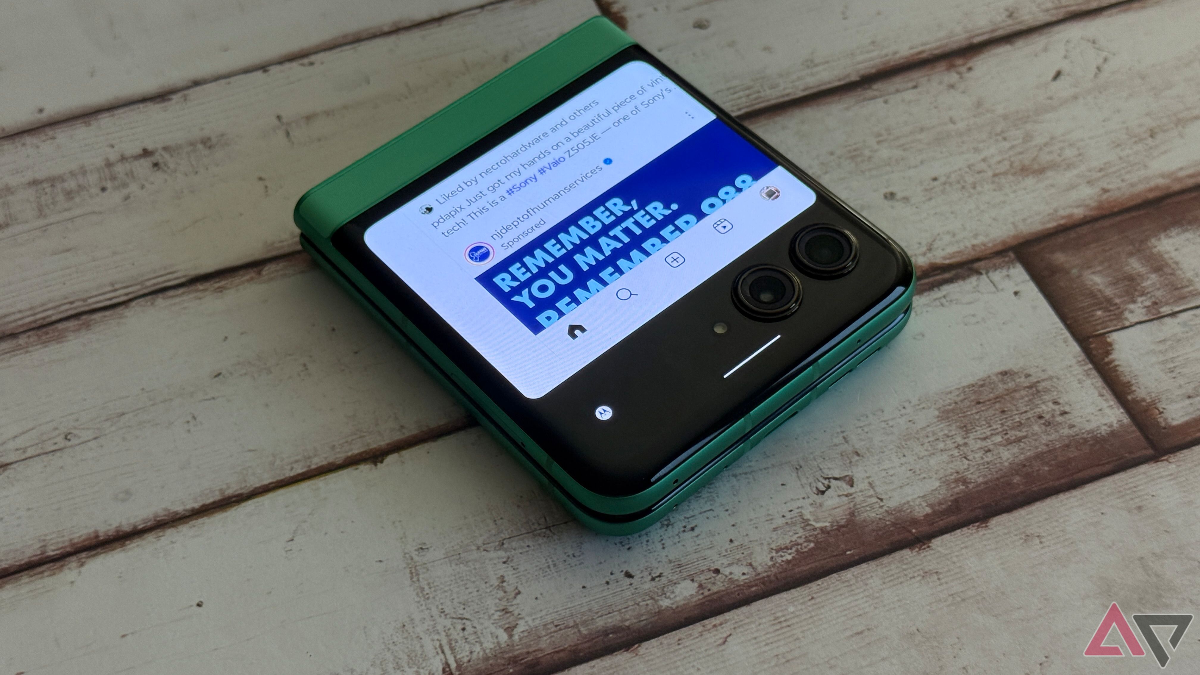 Navigation bar toggle on the Motorola Razr 2025's external screen