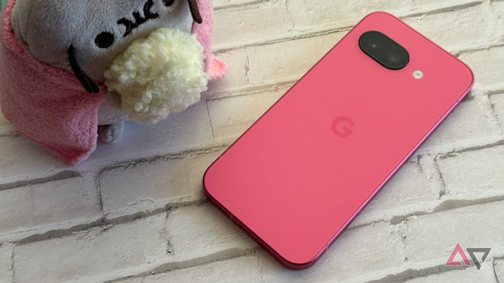 Google Pixel 9A em Peony sentado ao lado de um empurrão com pipoca