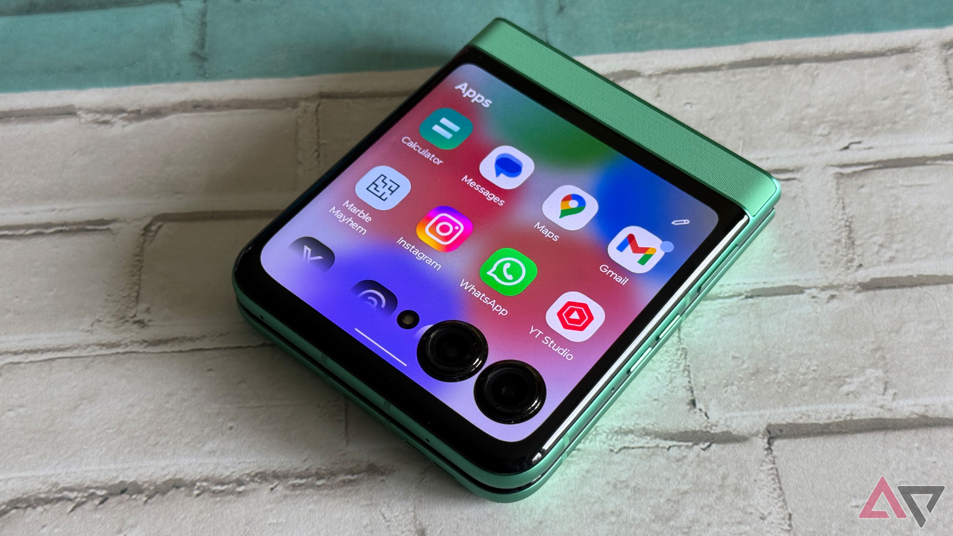 Apps panel on the Motorola Razr 2025's external screen