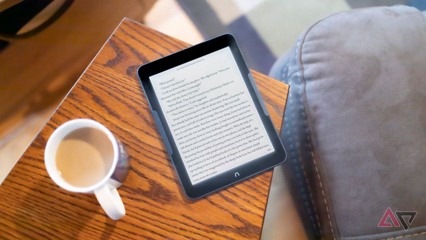 Nook Glowlight 4 Plus در پیشخوان کنار چای