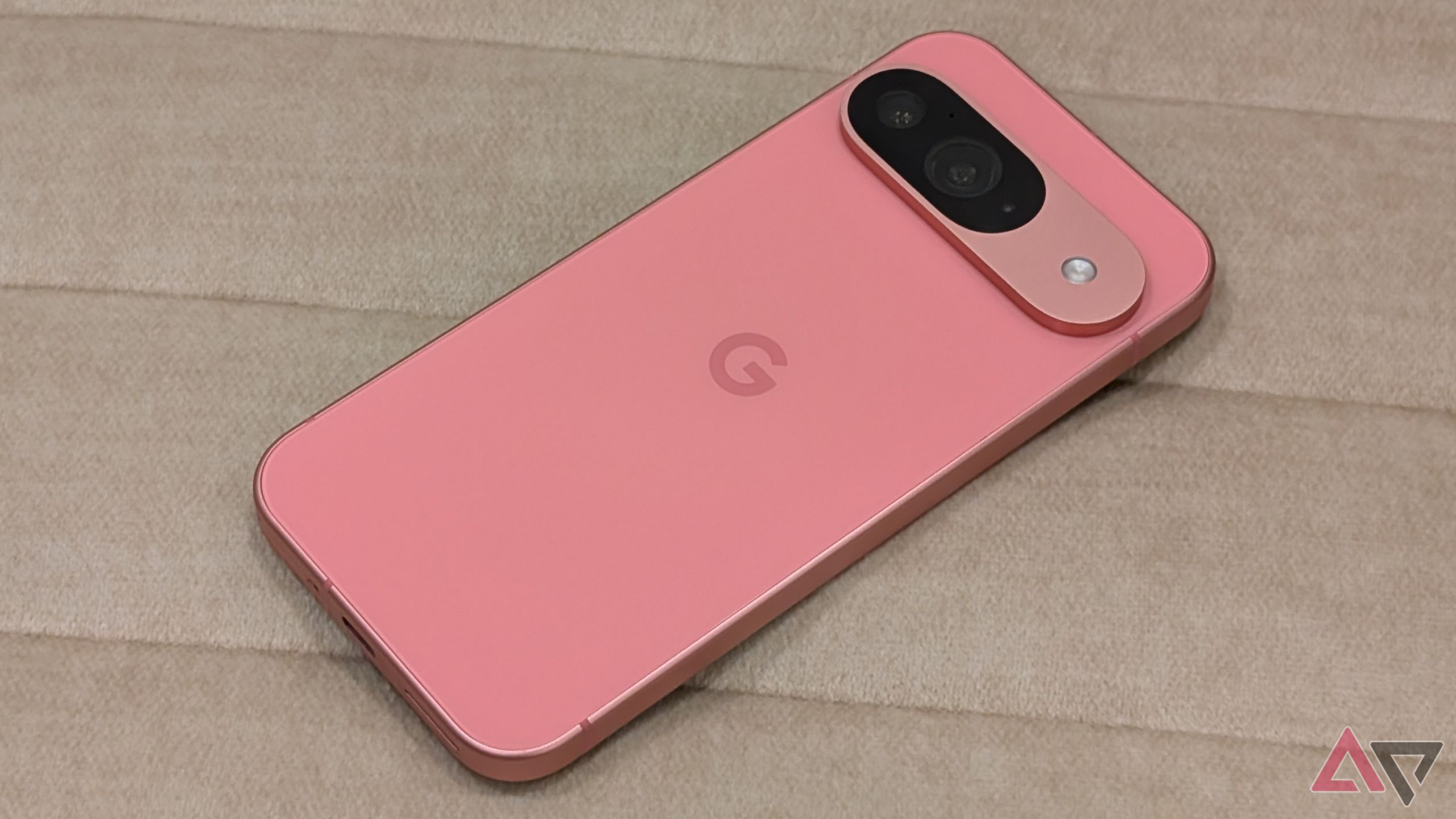 Google Pixel 9 em um sofá branco