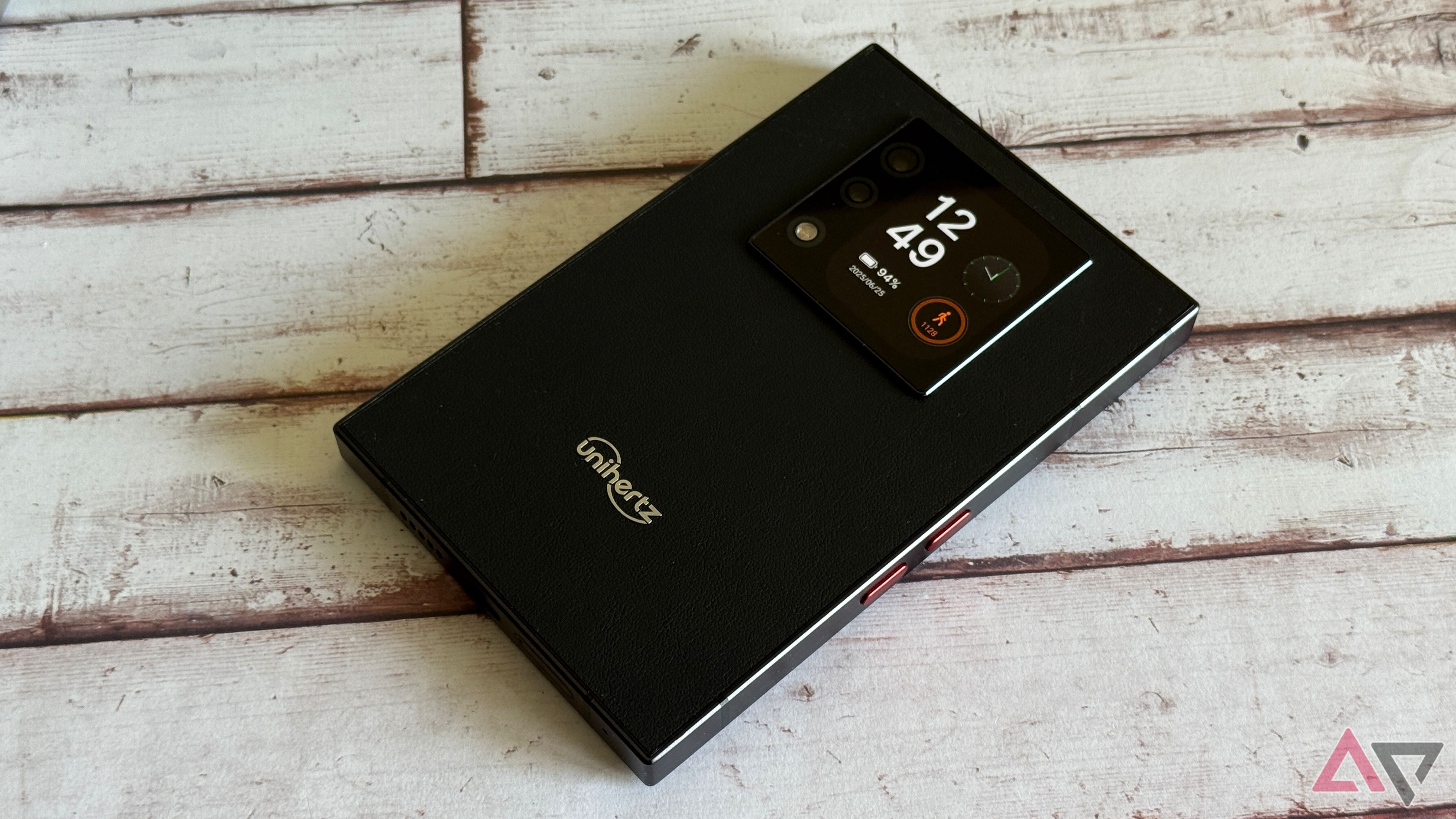 Sub screen showing the time on the Unihertz Titan 2