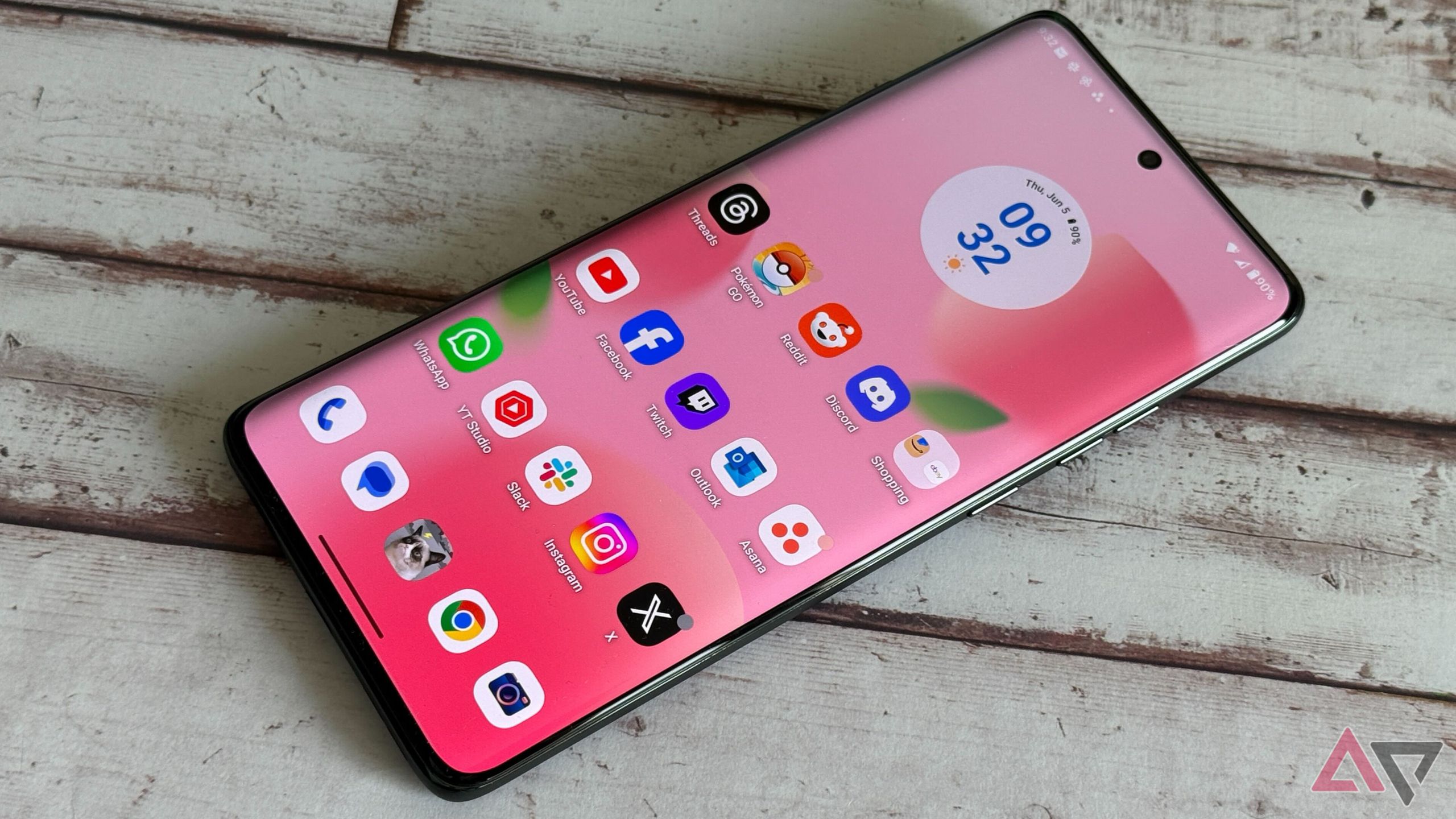 Display of the Moto Edge 2025 with home screen open