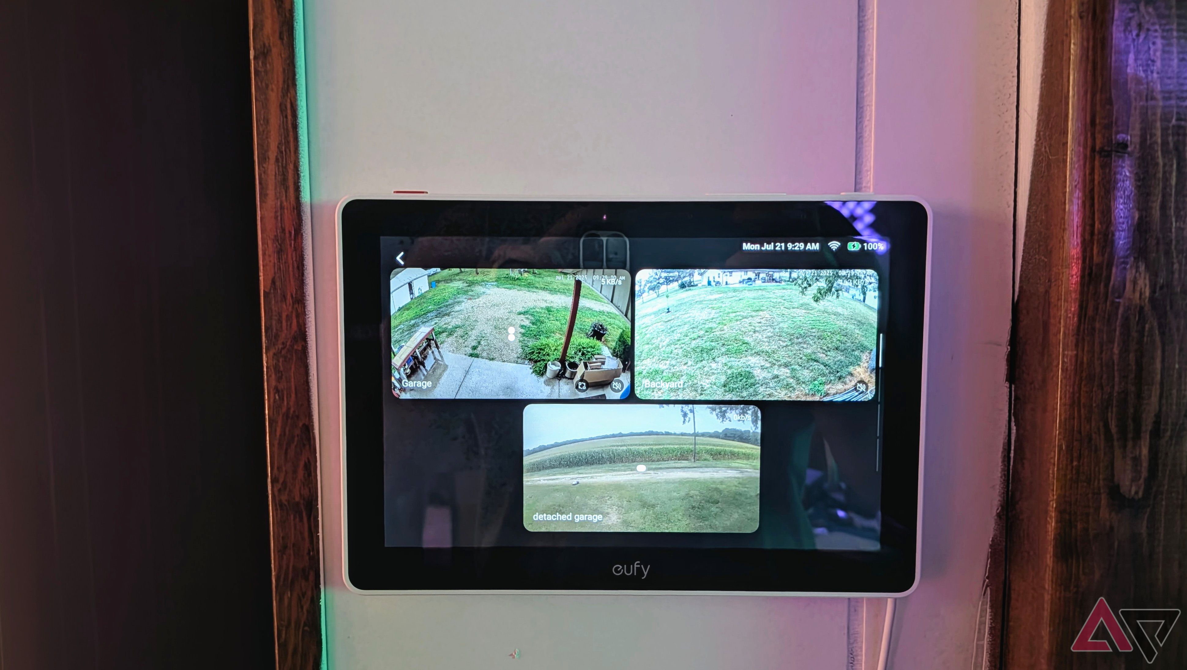 La pantalla inteligente Eufy E10 está montada en la pared y muestra tres transmisiones de cámara.