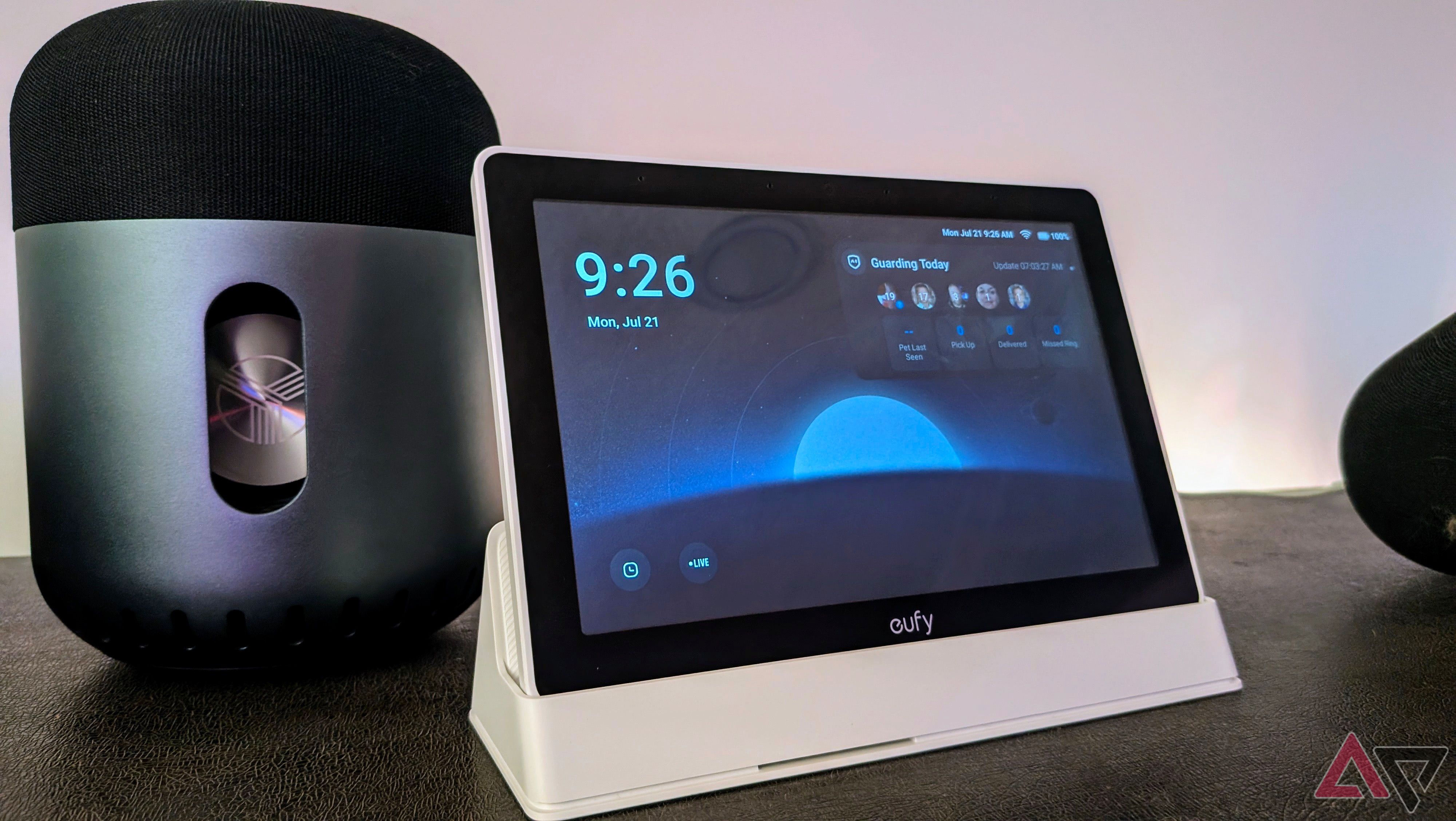 EUFY E10 Pantalla inteligente en la plataforma junto a los altavoces Bluetooth