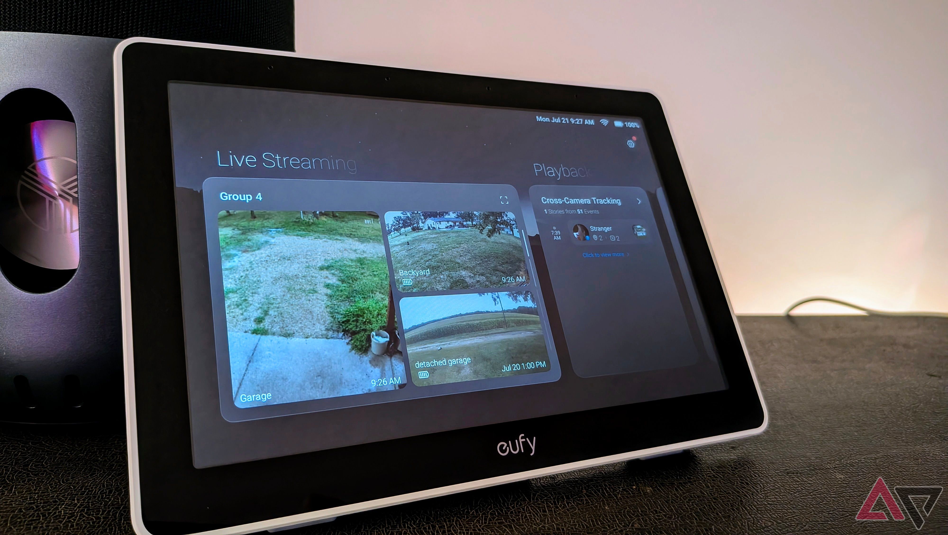 EUFY Smart Display E10 muestra una pantalla de inicio habilitada para altavoz