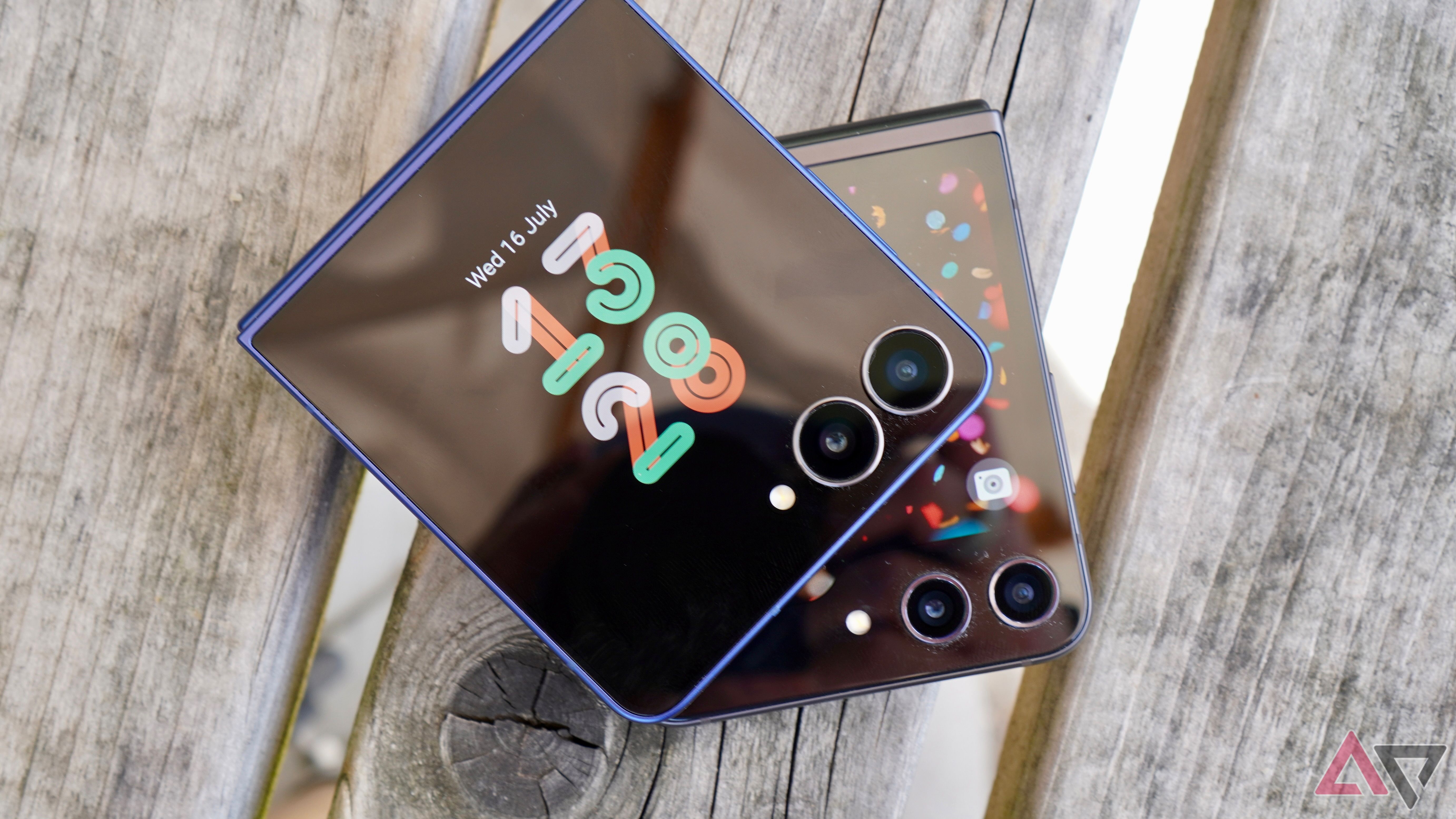 galaxy-z-flip-7-and-z-flip-5-top-down