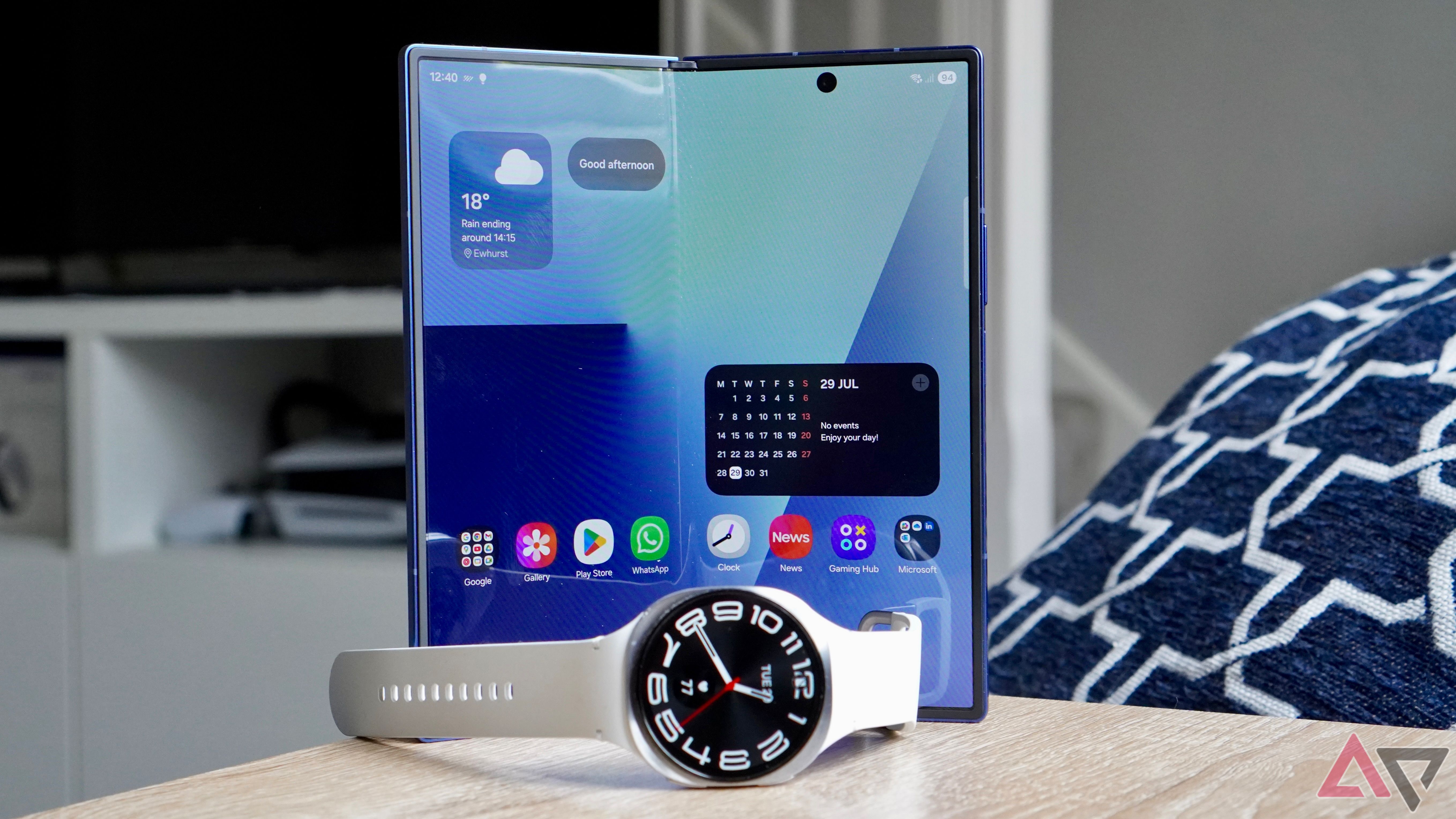 Samsung Galaxy Watch 8 con Samsung Galaxy Z-Off 7 abierto 7
