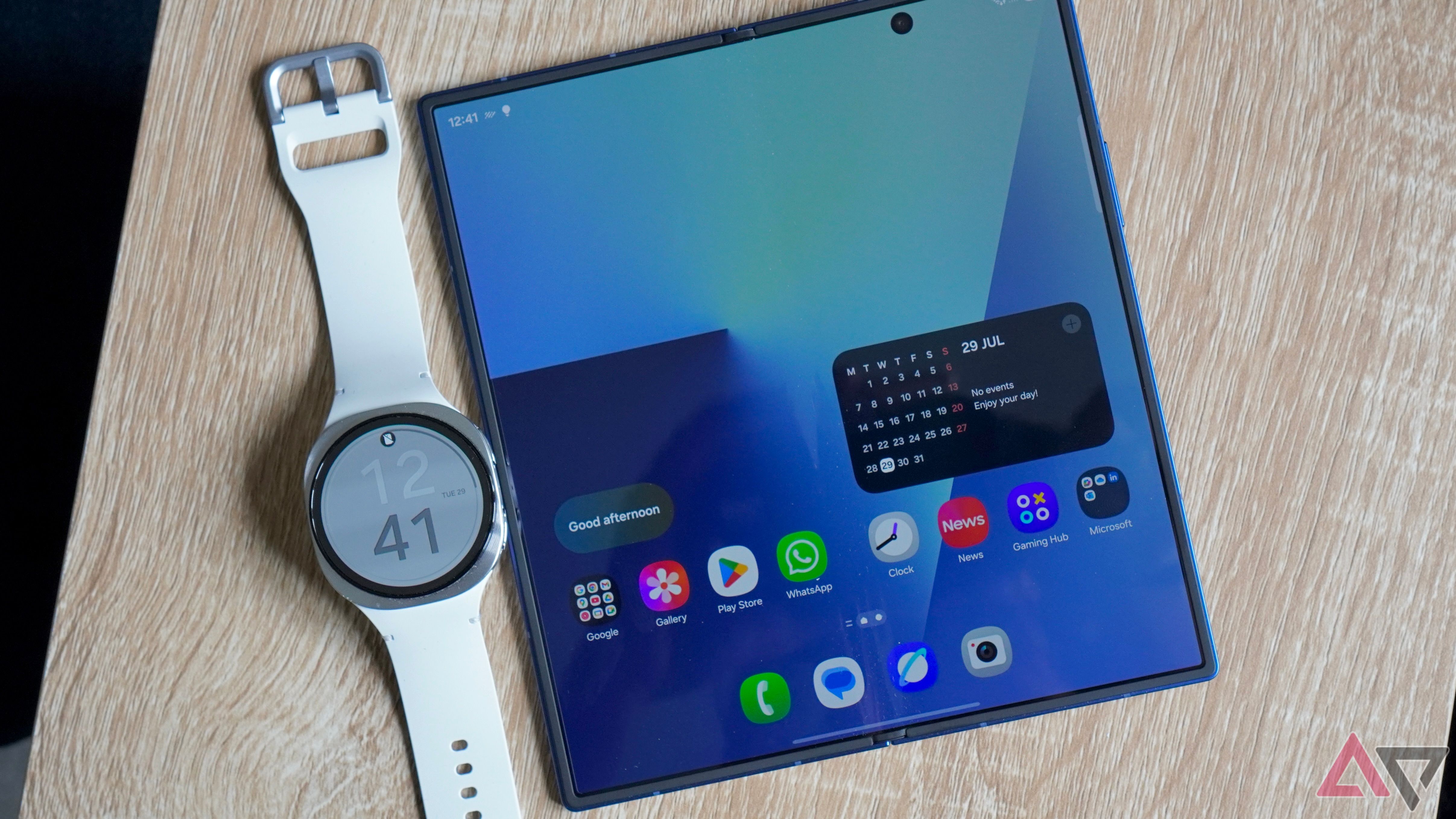 Samsung Galaxy Watch 8 (izquierda) y abre Samsung Galaxy Z Fold 7