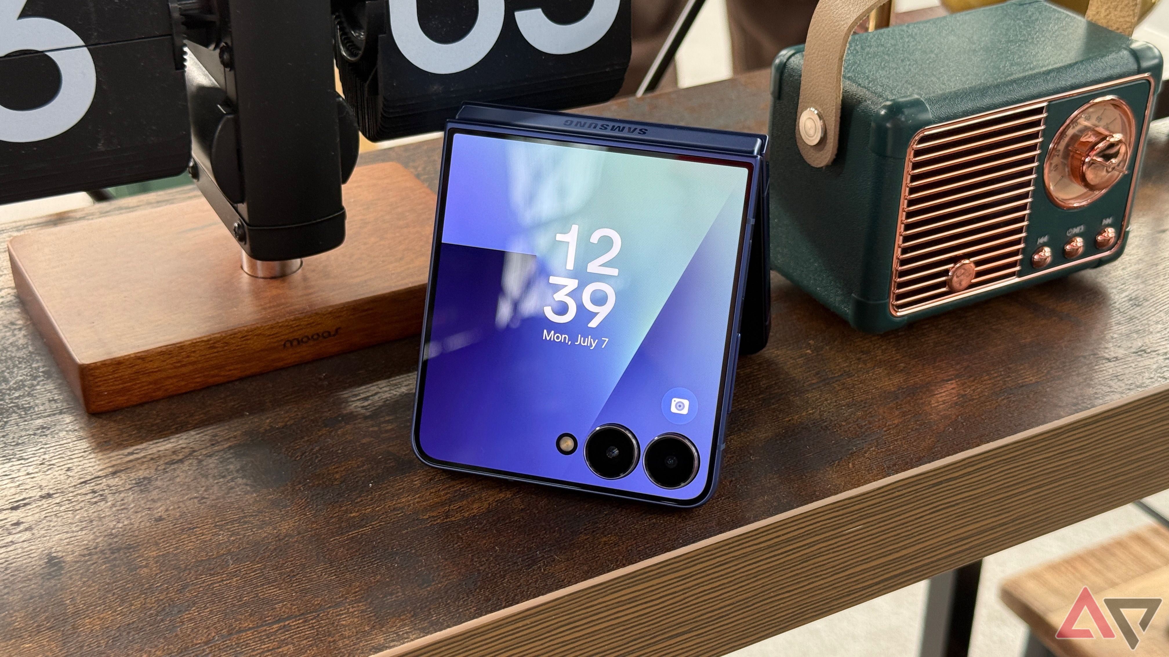 三星Galaxy Z Flip 7封面屏幕蓝色