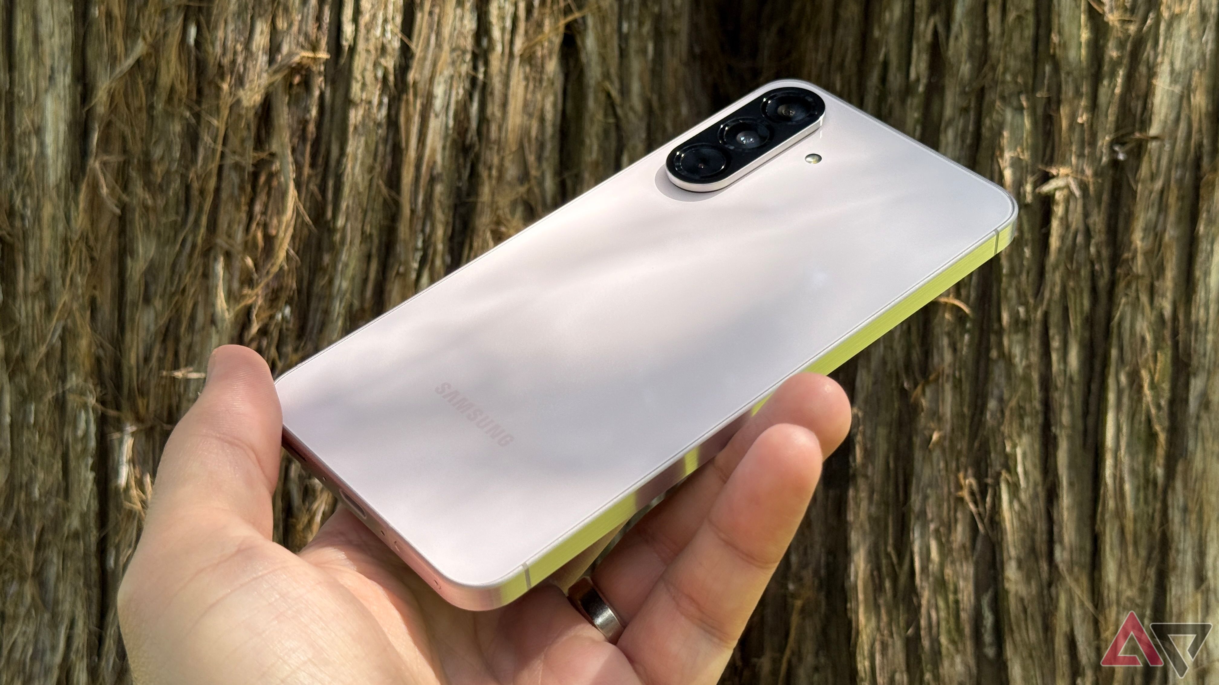 Samsung Galaxy A56 se sienta en un árbol marrón