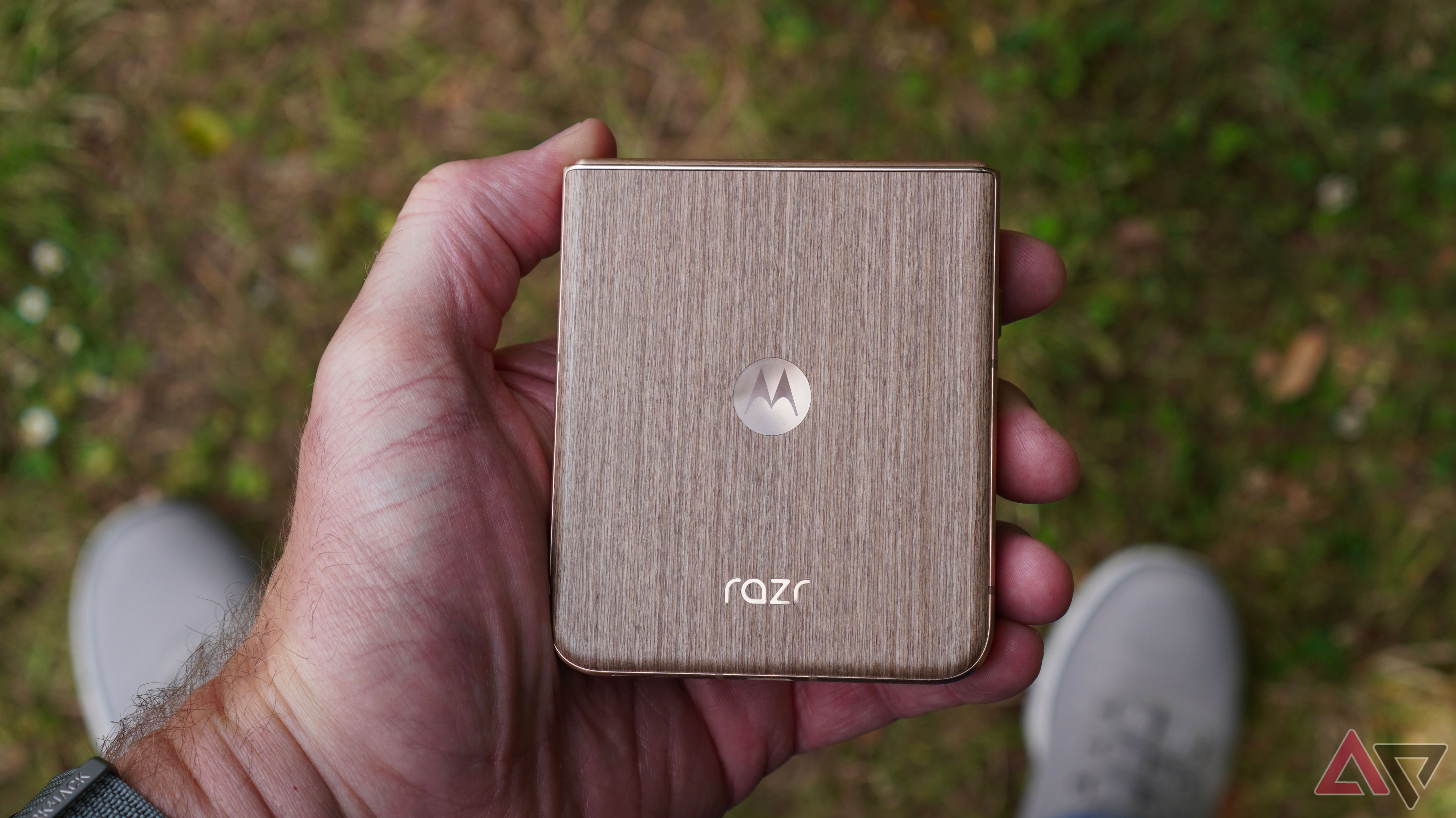 motorola-razr-ultra-hand