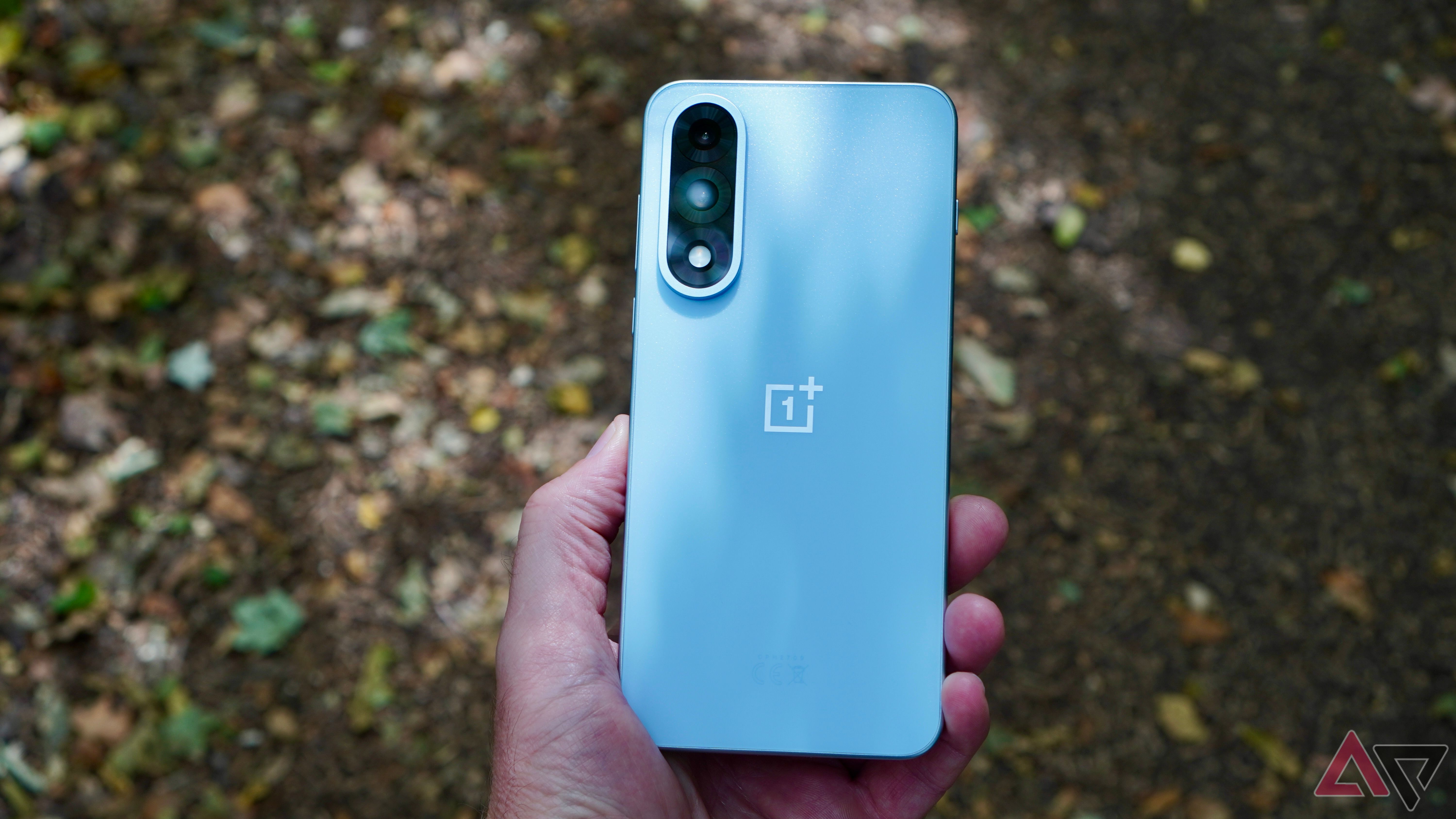 oneplus-nord-5-back-hand