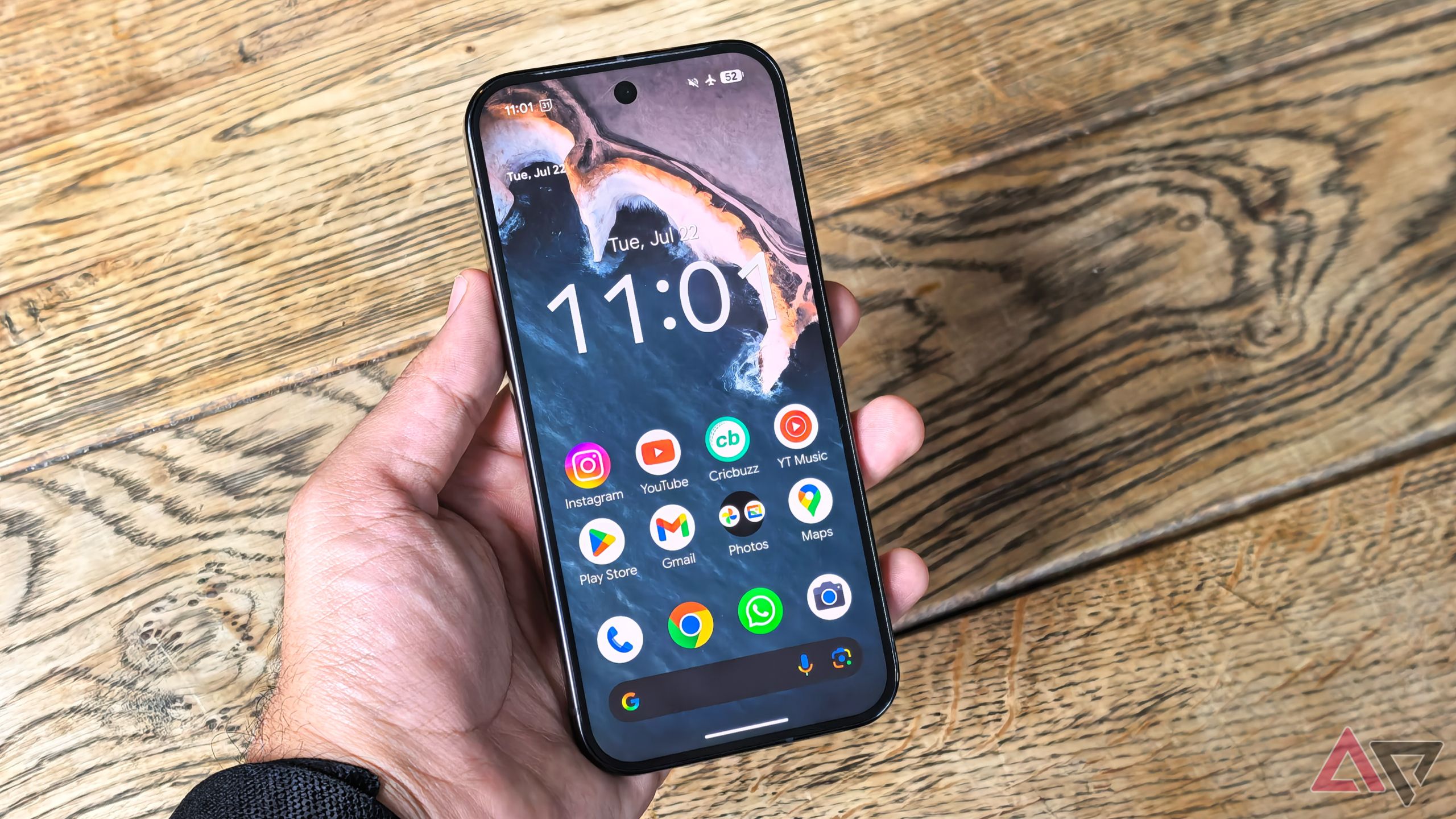 Um telefone pixel Goede com o lançador do Google Pixel na tela inicial
