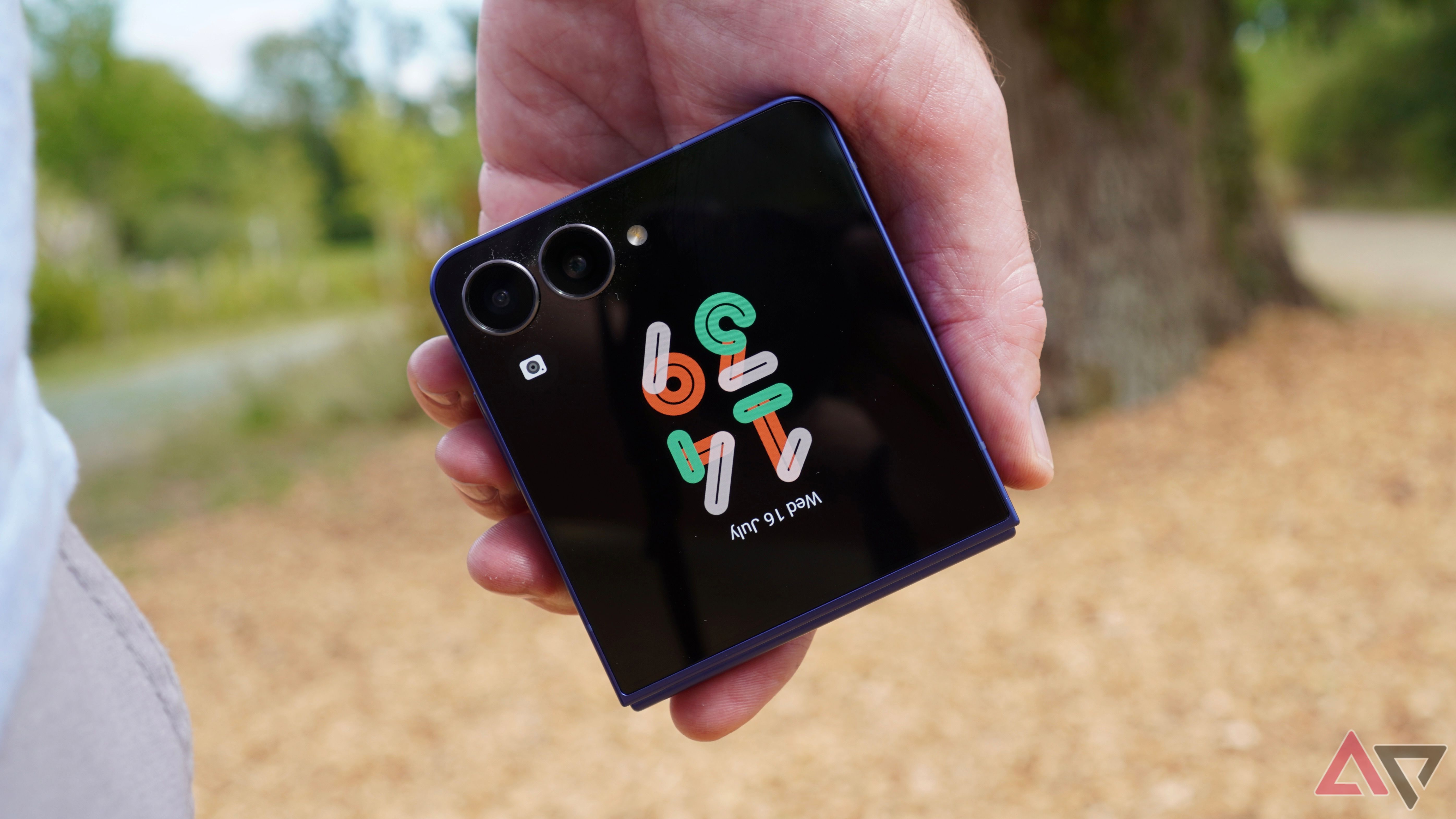 samsung-galaxy-z-flip-7-closed-hand-time