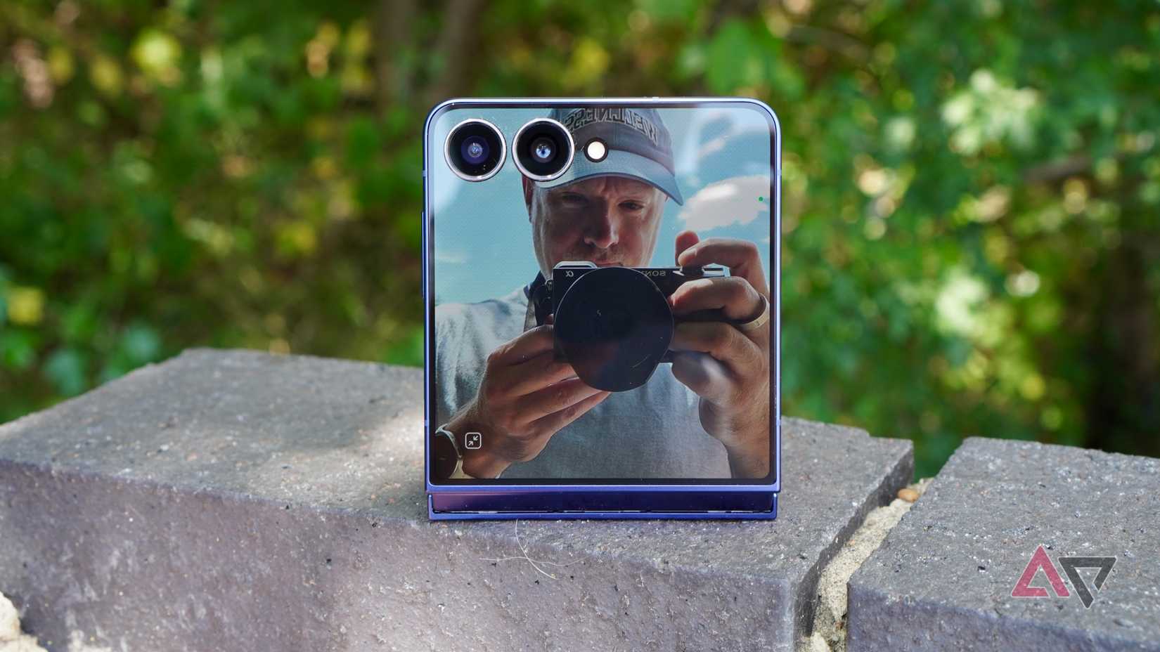 Using the Flex Cam window on the Samsung Galaxy Z Flip 7