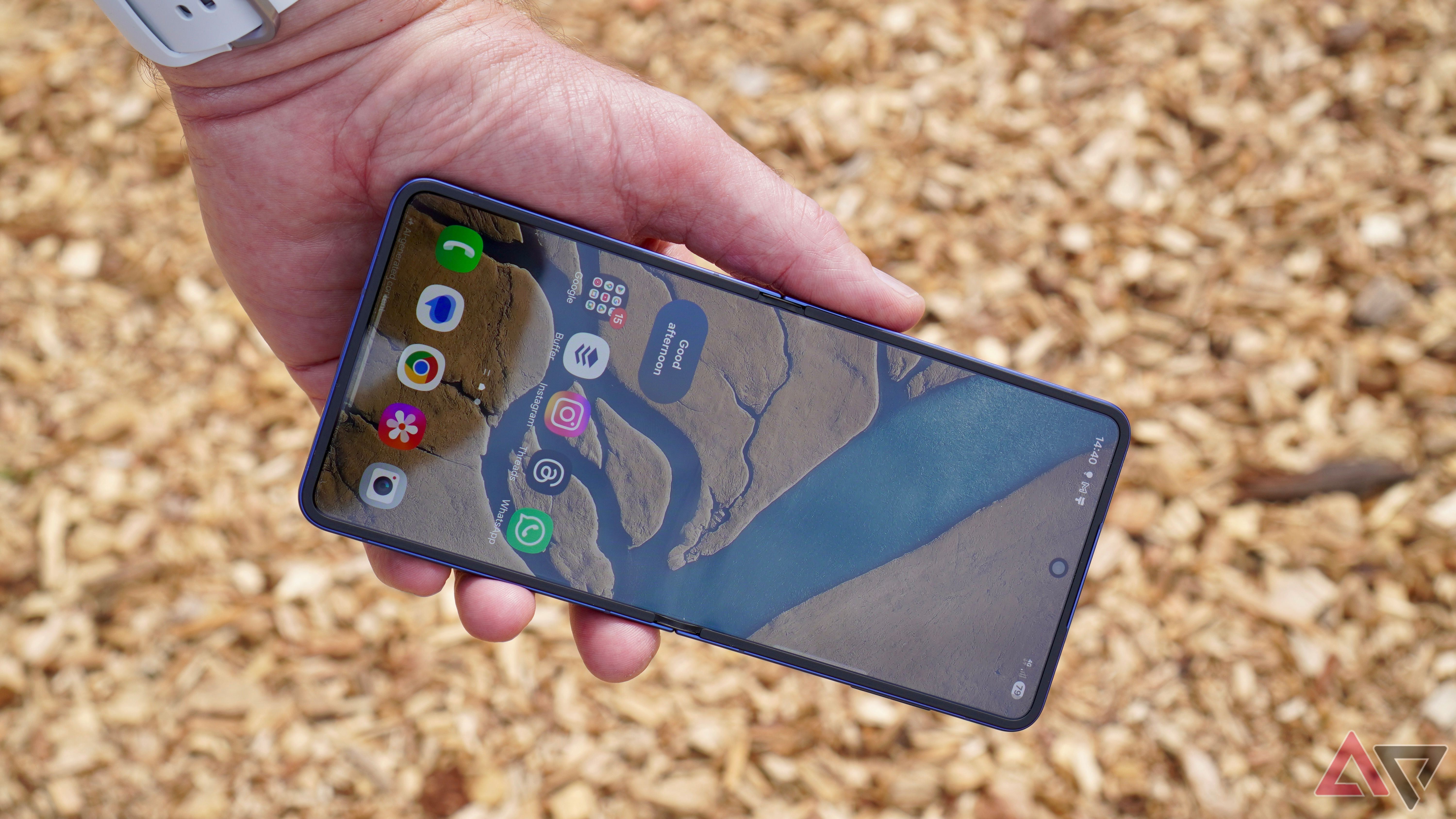 samsung-galaxy-z-flip-7-open-hand-wallpaper