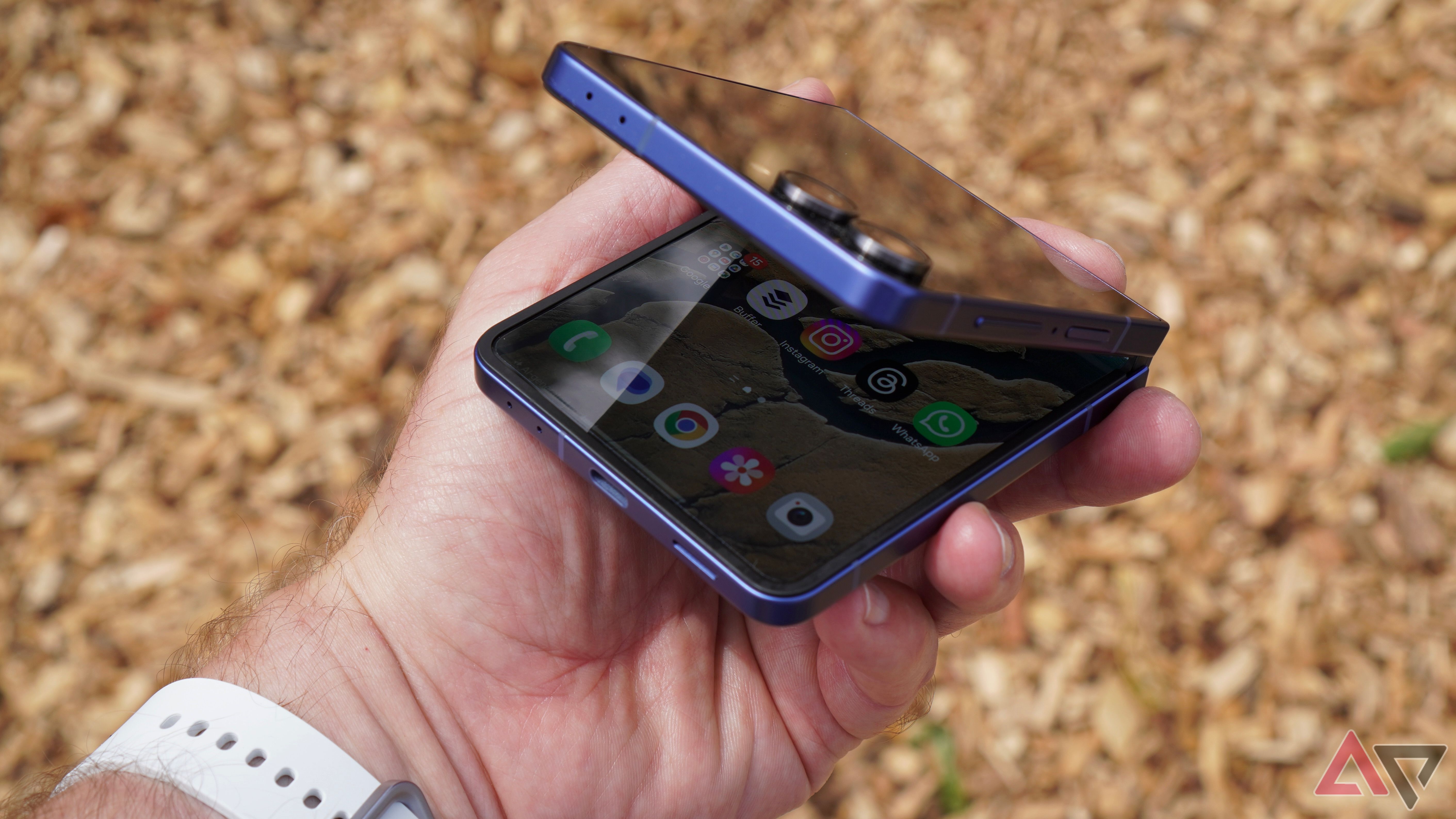 samsung-galaxy-z-flip-7-opening-2