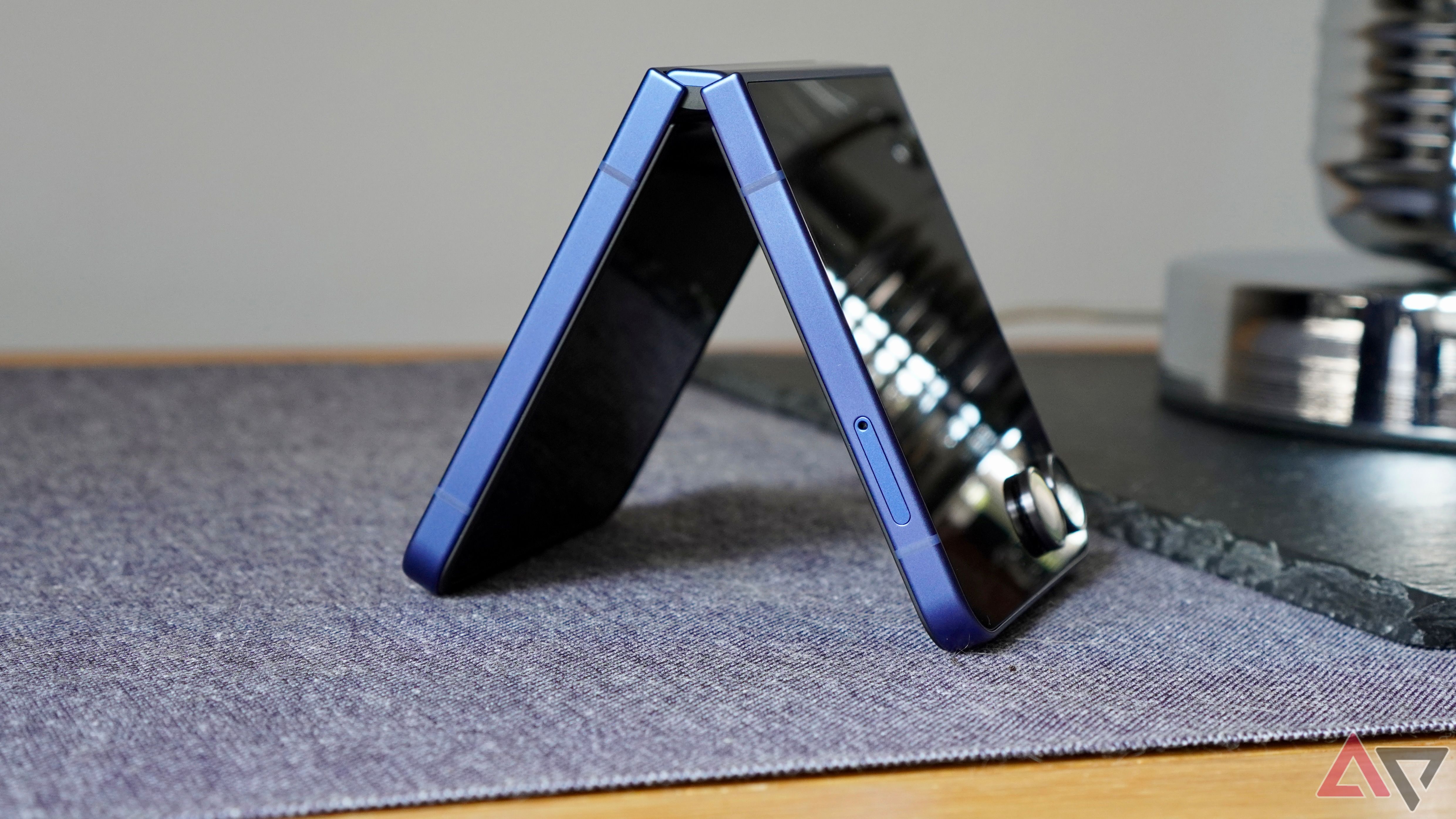 samsung-galaxy-z-flip-7-tent-1