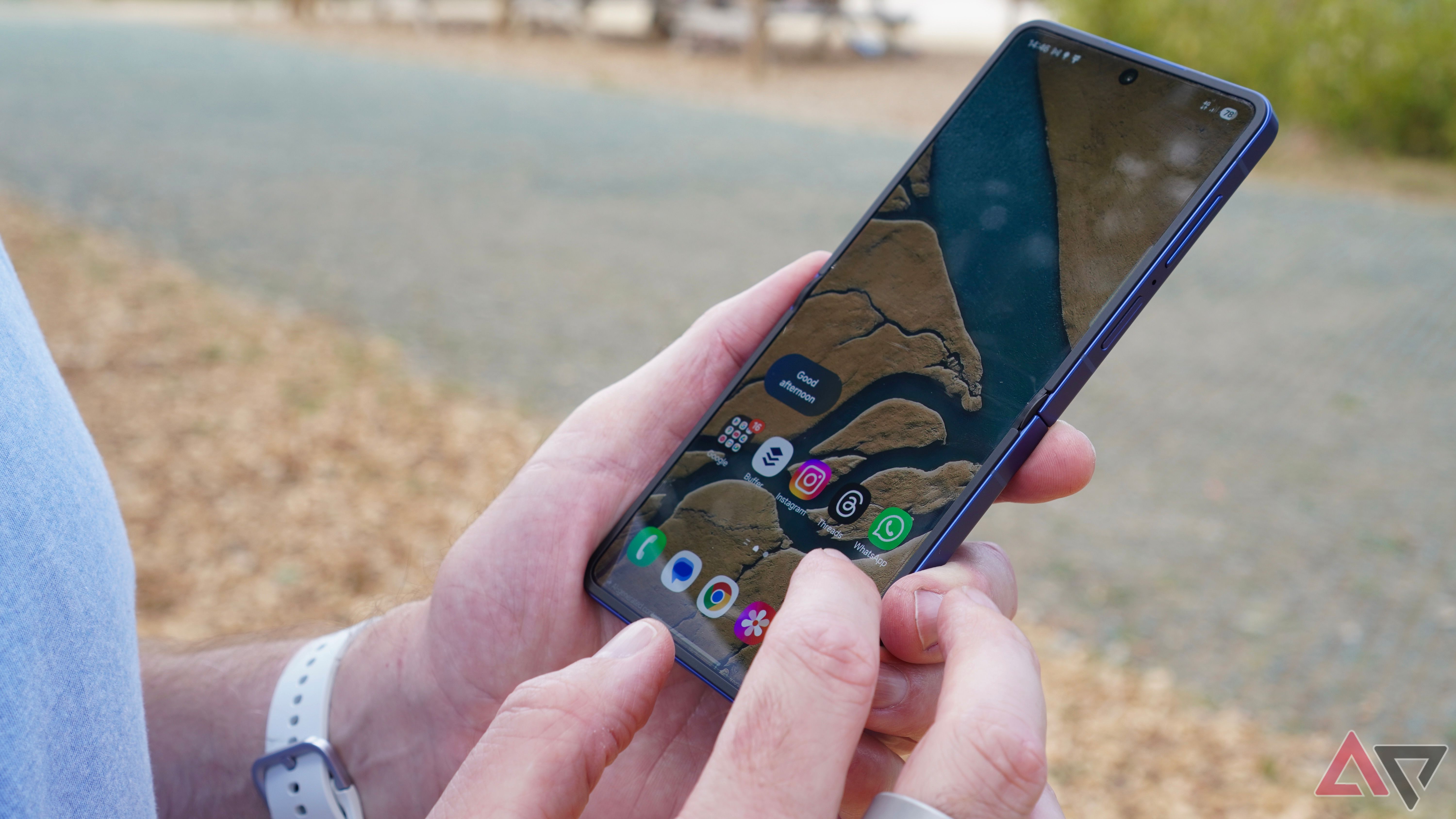 samsung-galaxy-z-flip-7-using-open