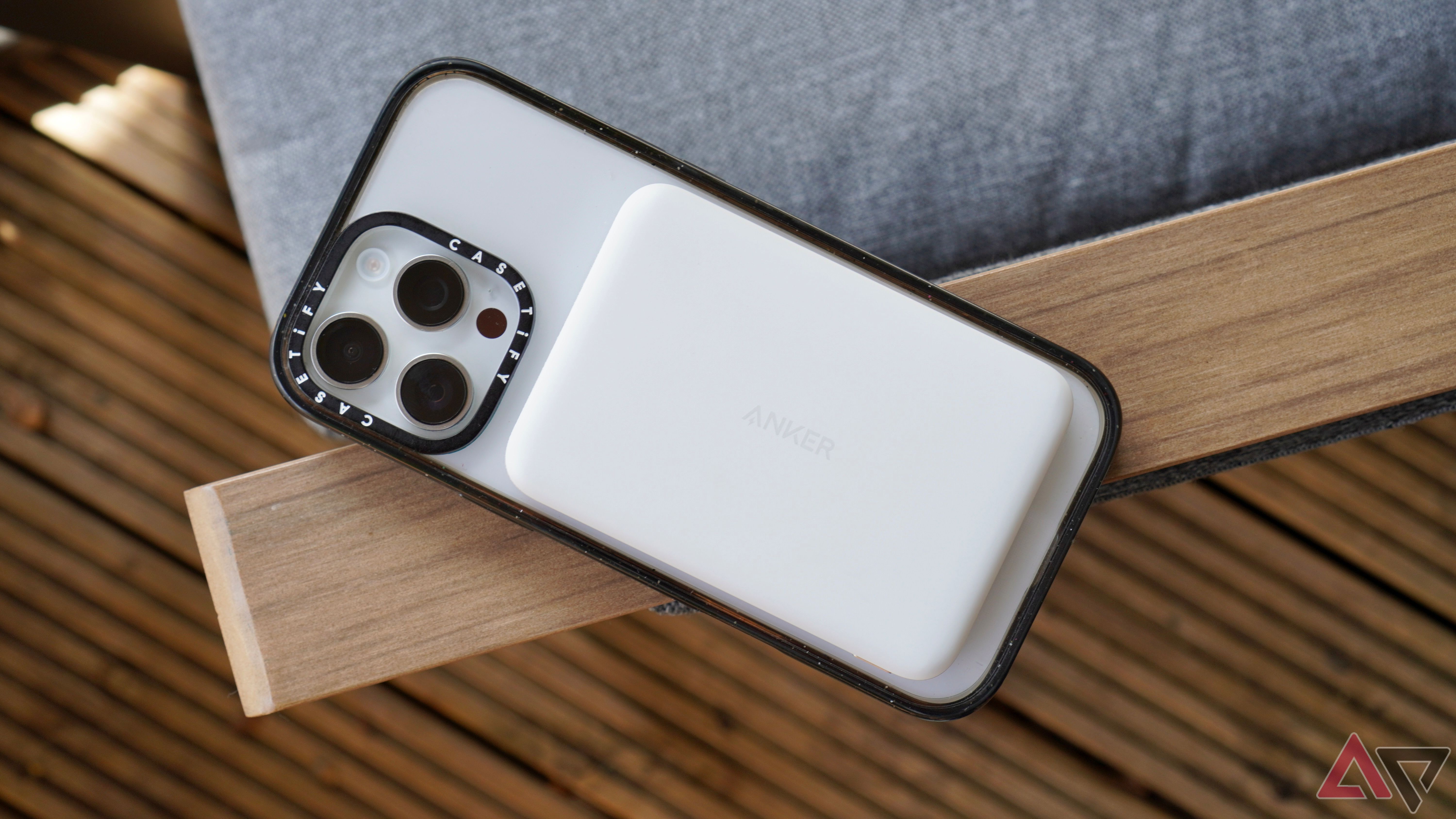 O Anker Nano Power Bank na parte de trás de um Apple iPhone 16 Pro Max