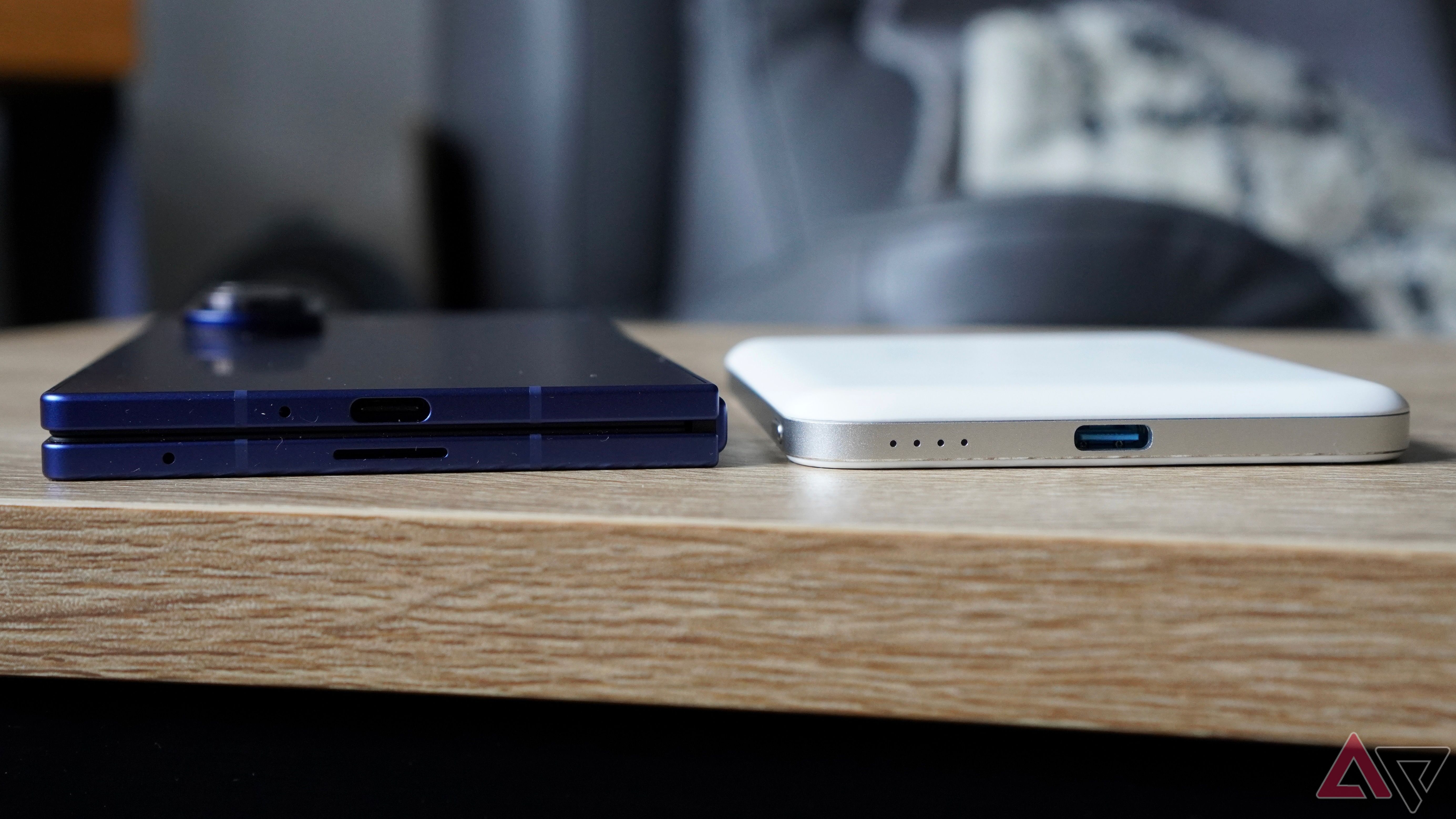 O Anker Nano Power Bank, ao lado de um Samsung Galaxy Z Fold 7