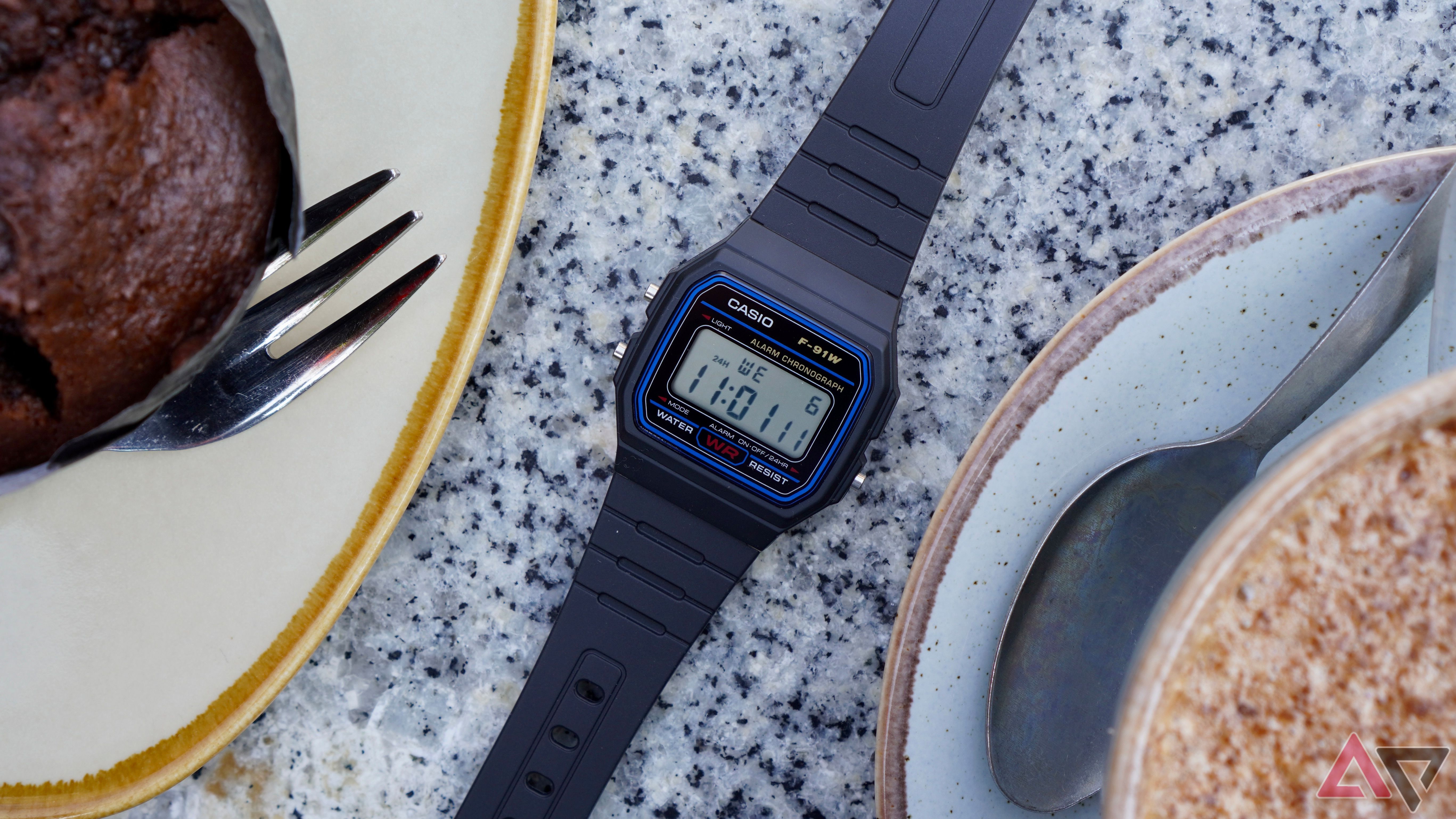 O Casio F91W em uma mesa