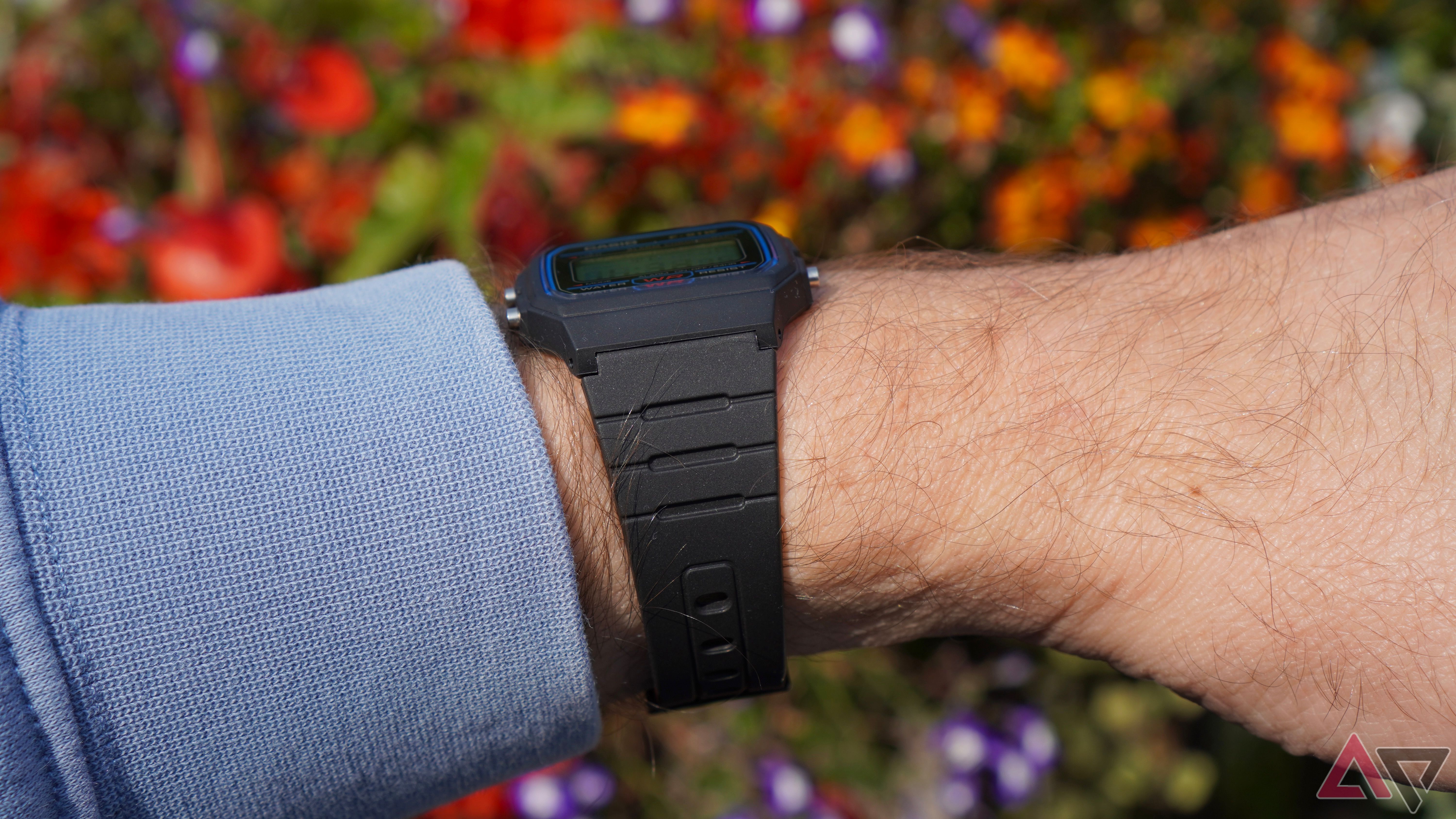 O lado do Casio F91W no pulso de alguém