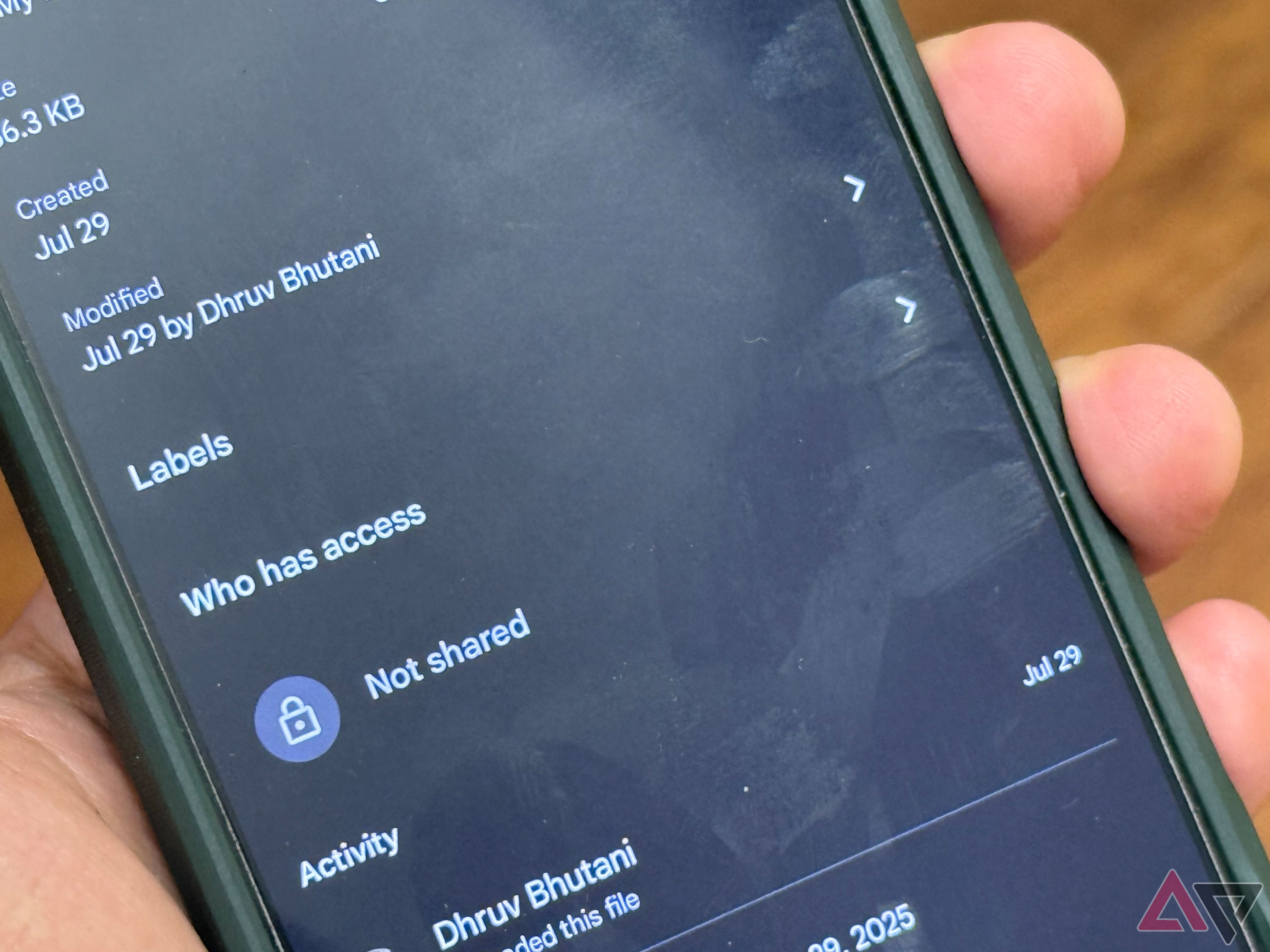 Um telefone com uma lista de etiquetas do Google Drive