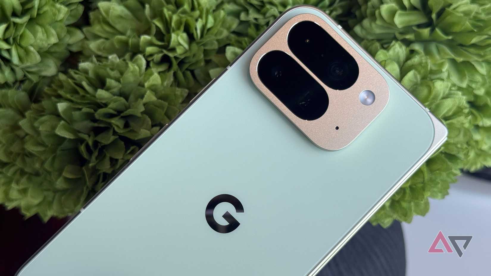 Google Pixel 10 Pro Bend在Jade中与绿色花