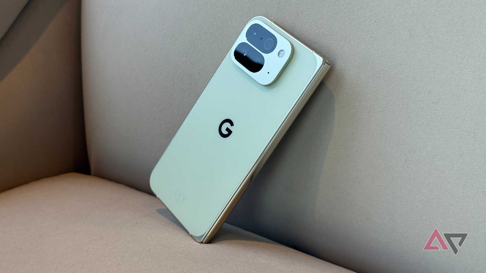 Google Pixel 10 Pro Fold in Jade,靠在椅子上