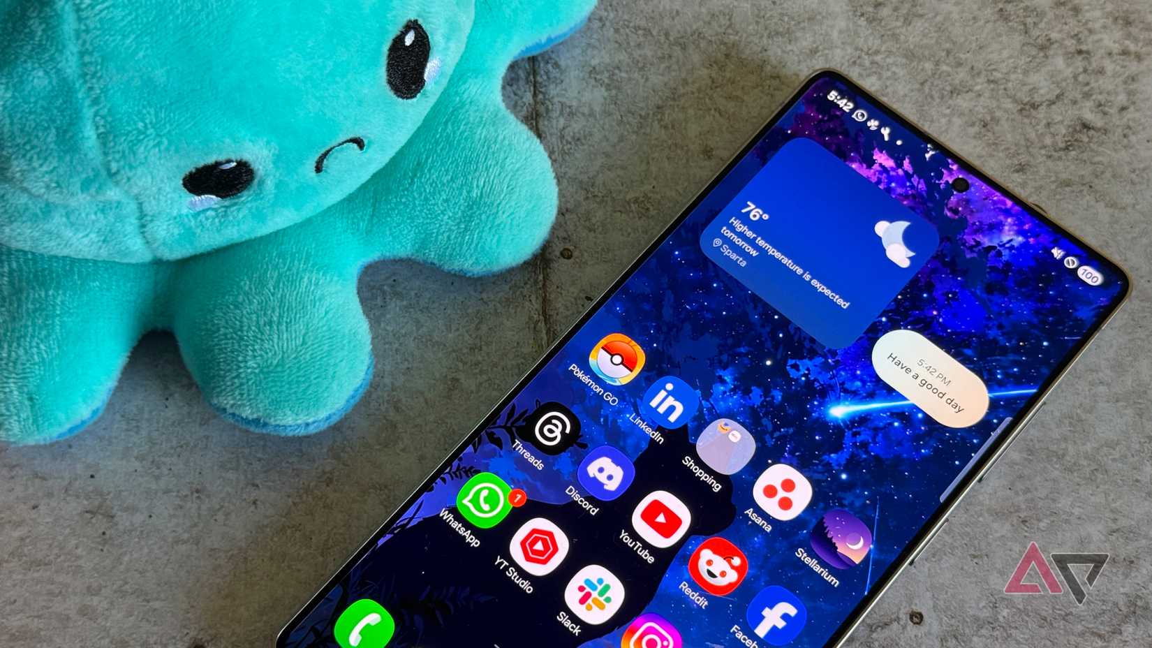 Samsung Galaxy S25 Ultra displaying a cat background next to Pusheen