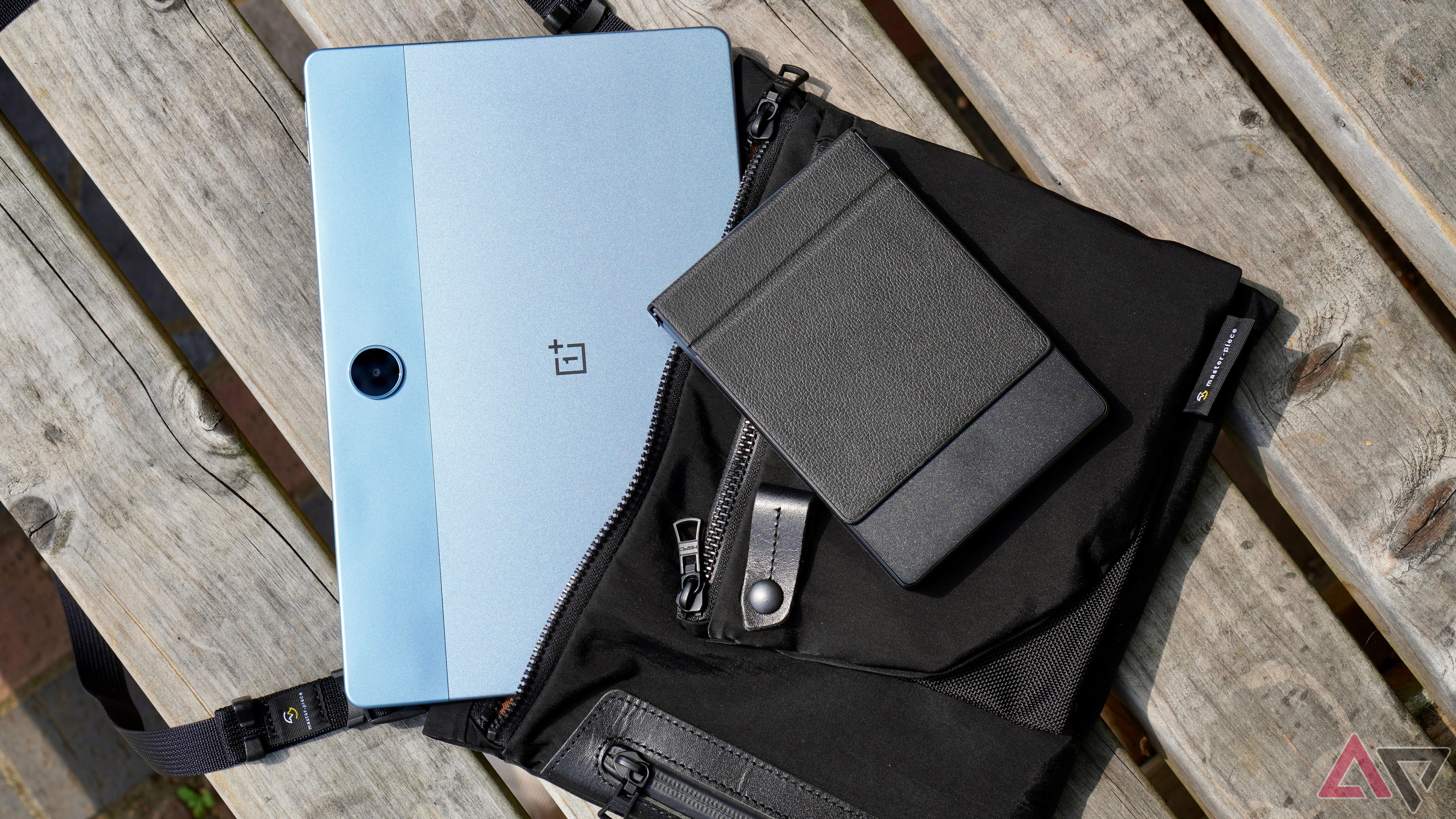 O teclado dobrável Protoarc XK04 fechado com o OnePlus Pad Lite