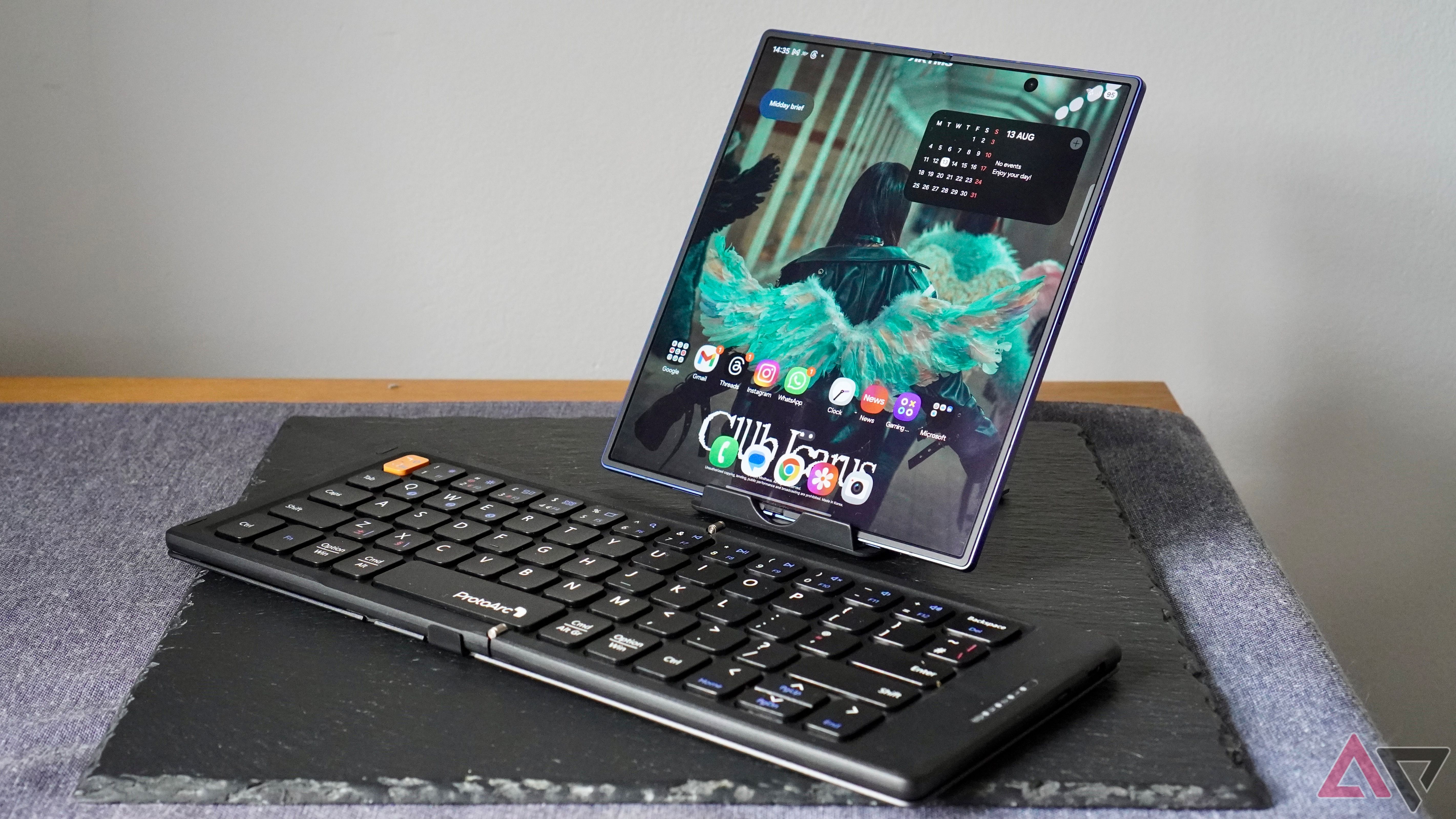 O teclado dobrável Protoarc XK04 com o Samsung Galaxy Z Fold 7