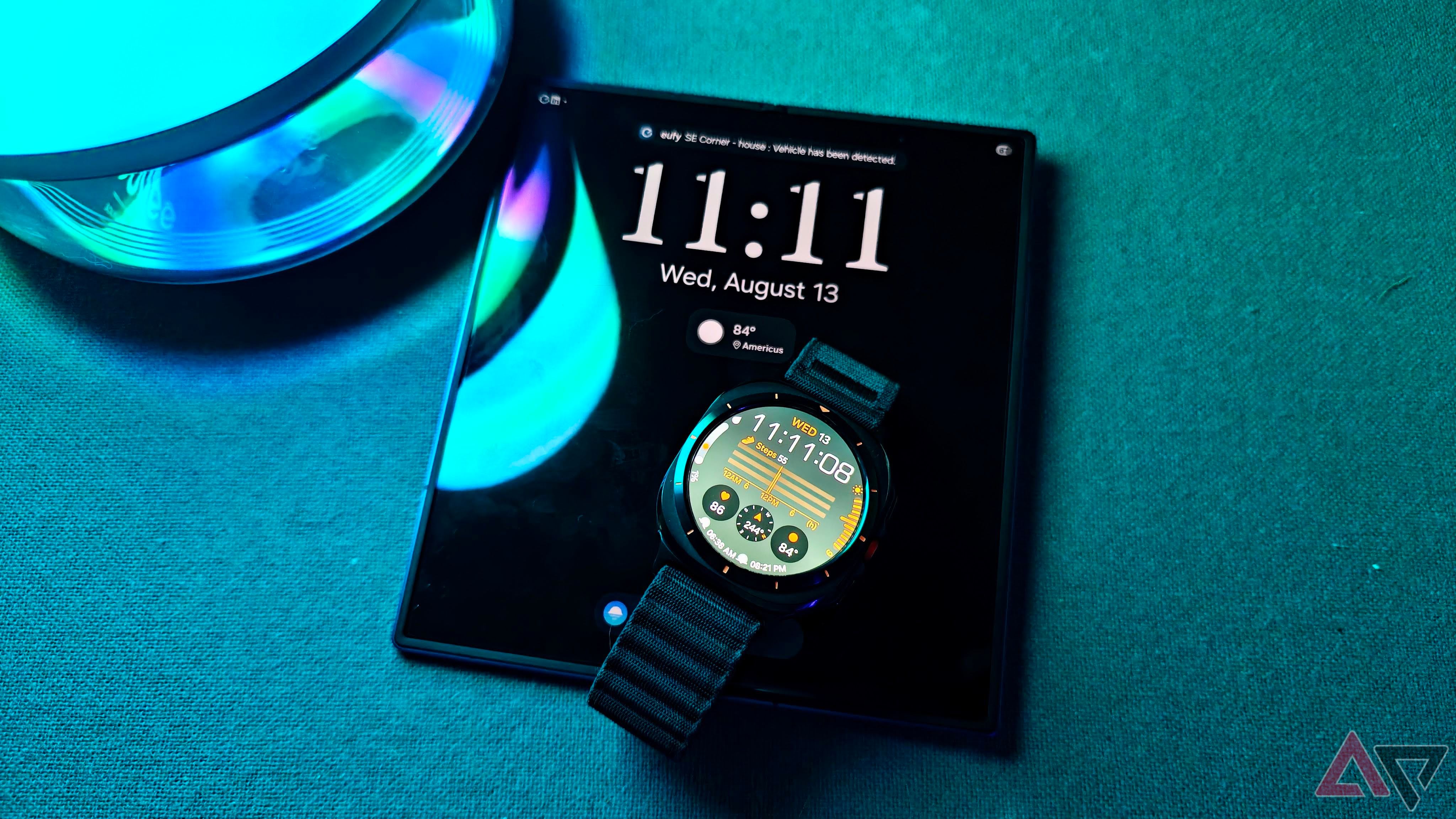 Samsung Galaxy Watch Ultra mostrando o rosto de relógio sentado no Galaxy Z Fold 7