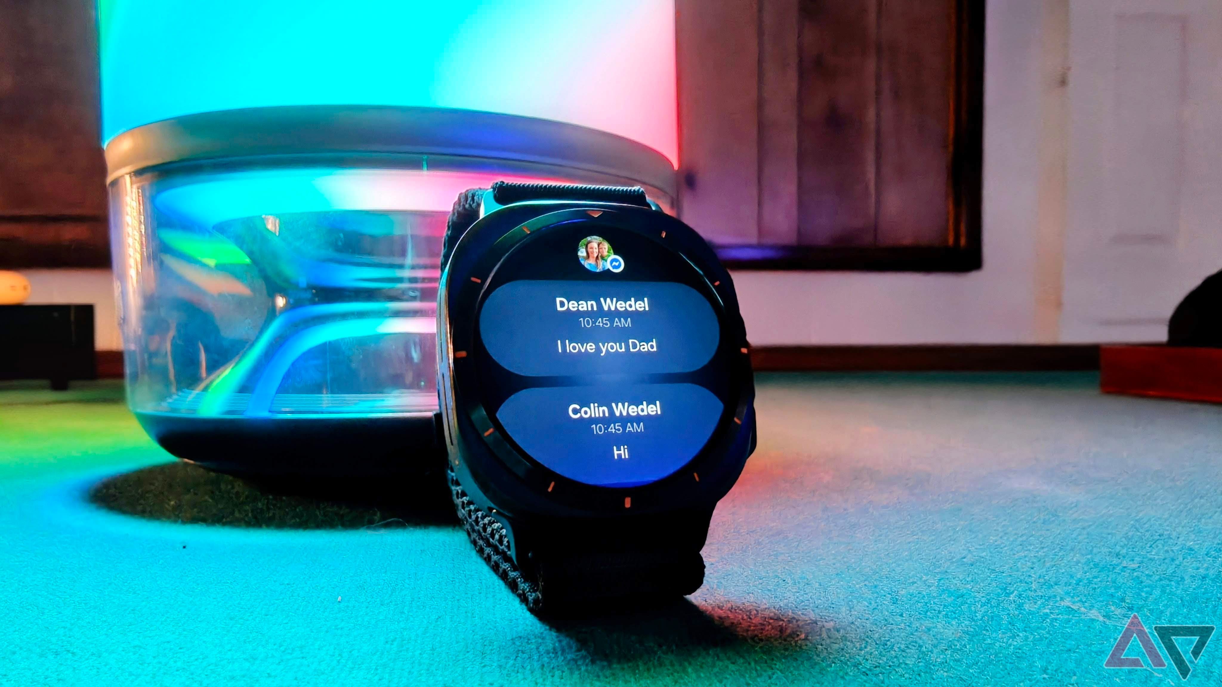 Samsung Galaxy Watch Ultra com relatórios de host que se inclinam contra o Govee Table Lamp 2 Pro