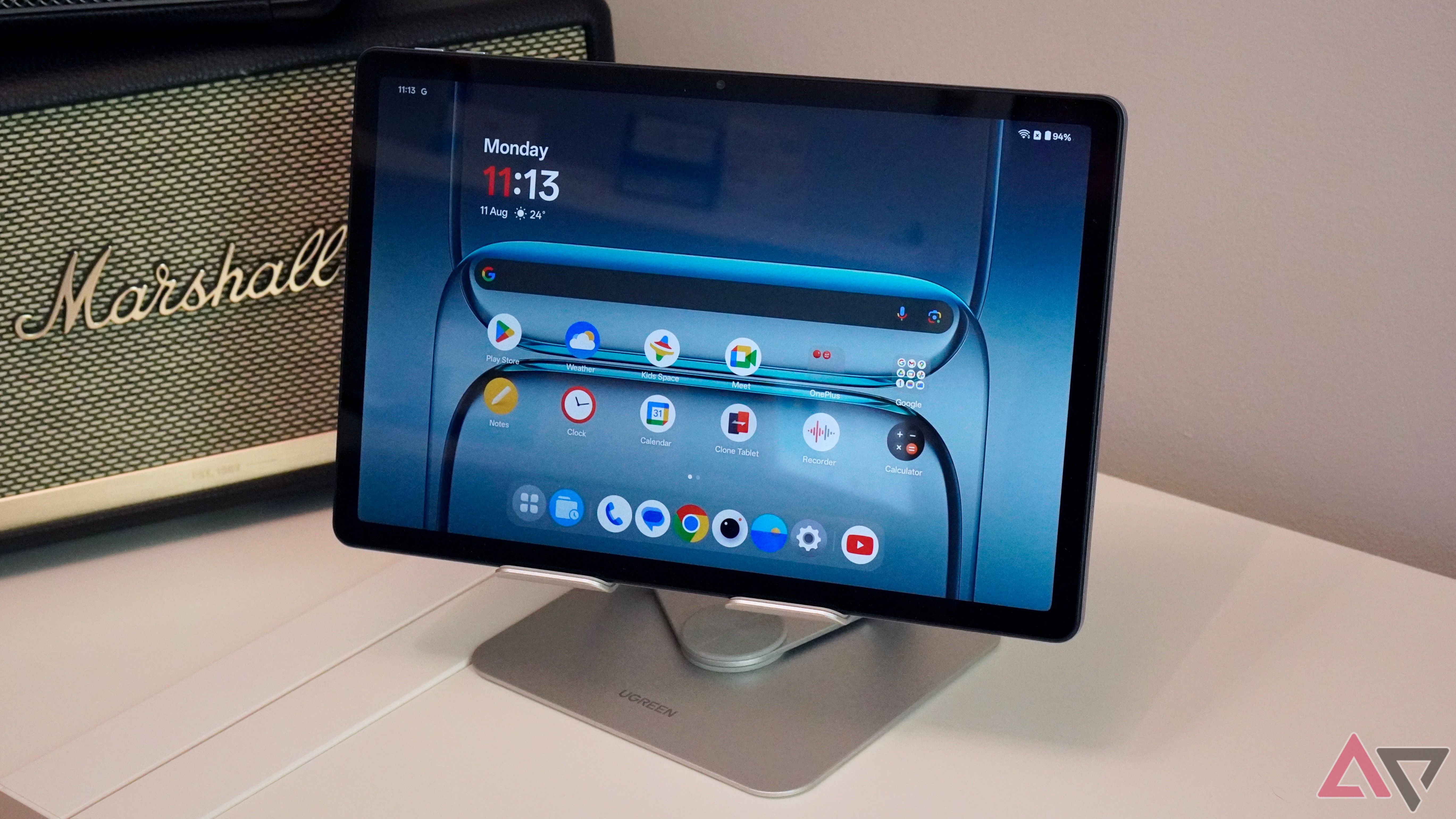 O OnePlus Pad Lite no suporte do tablet Hulsreen, na orientação da paisagem