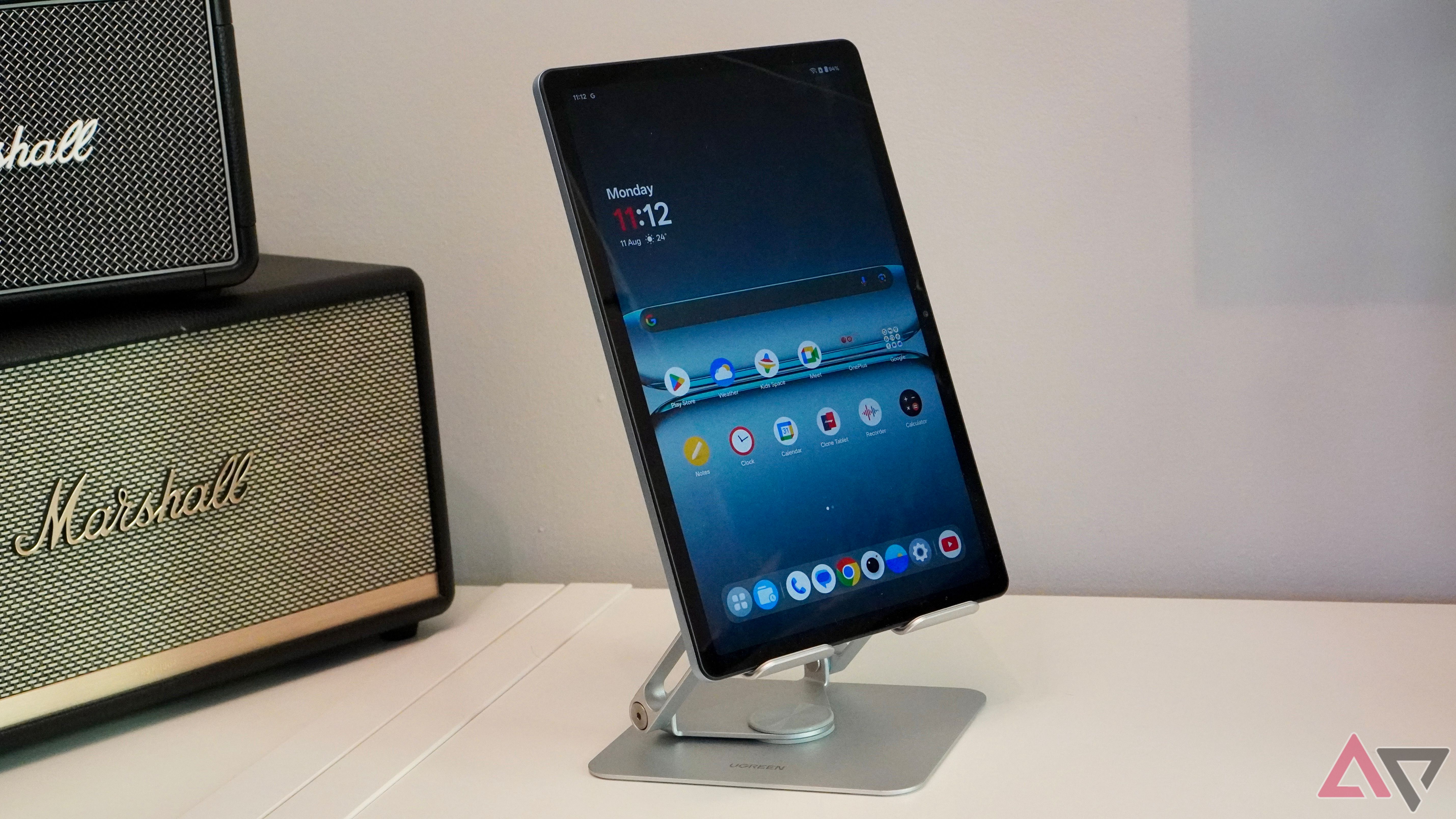 Um Lite OnePlus Pad no suporte do suporte Hulsreen -Tablet, na orientação do retrato
